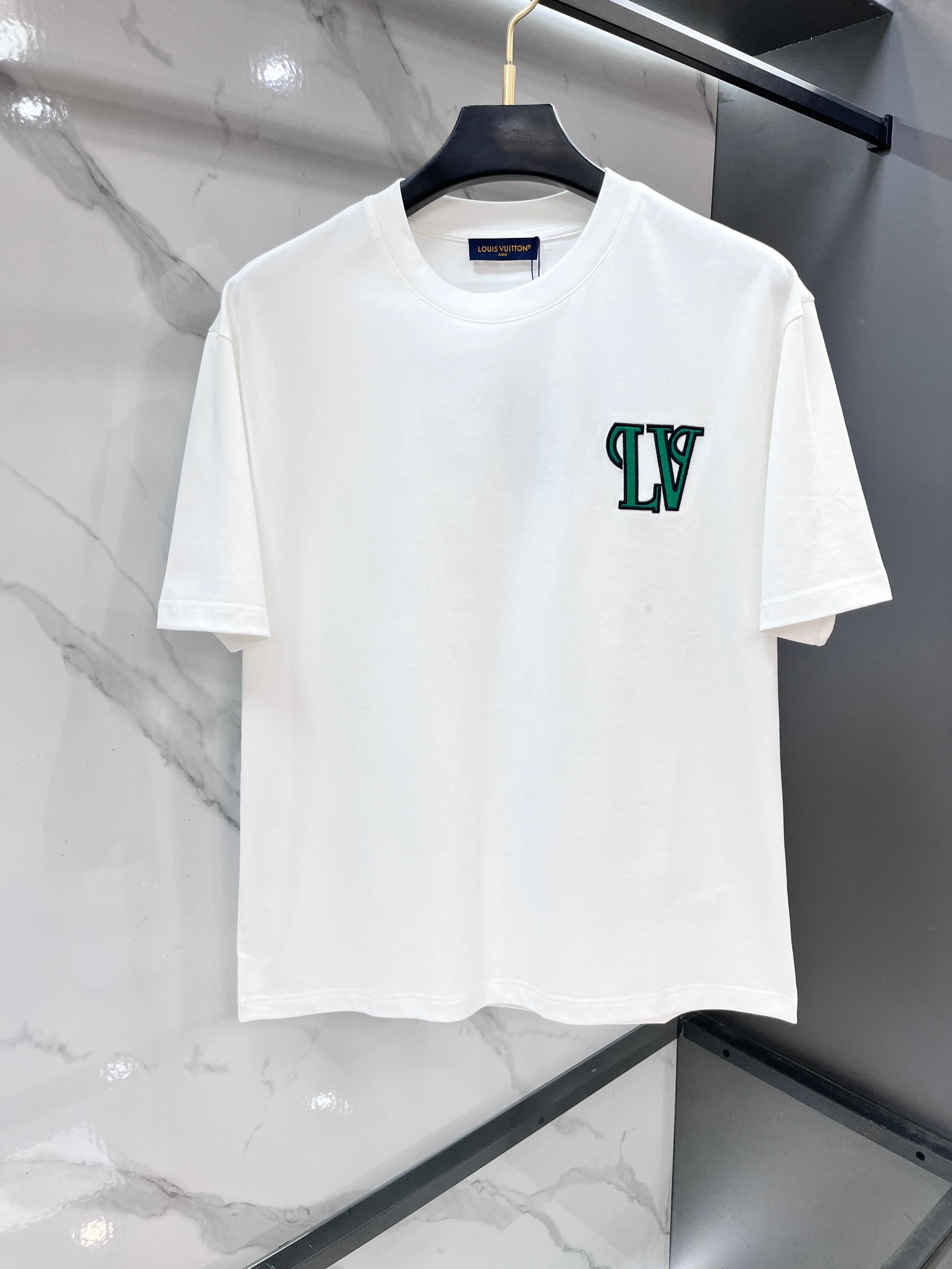 Lv 春夏新款首发最新款短袖圆领T恤 高端订制 设计前卫时尚！品牌logo重工艺印花设计 .穿着舒适.级