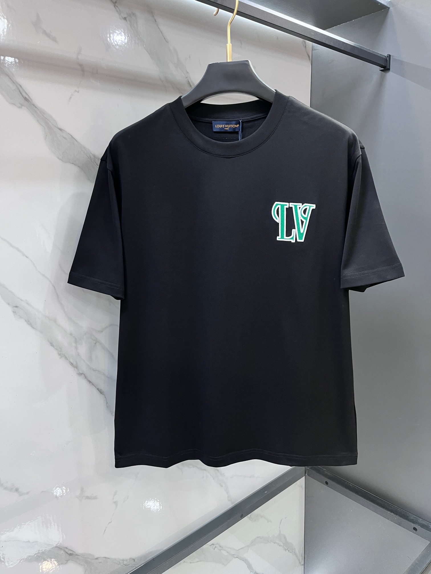 Lv 春夏新款首发最新款短袖圆领T恤 高端订制 设计前卫时尚！品牌logo重工艺印花设计 .穿着舒适.级