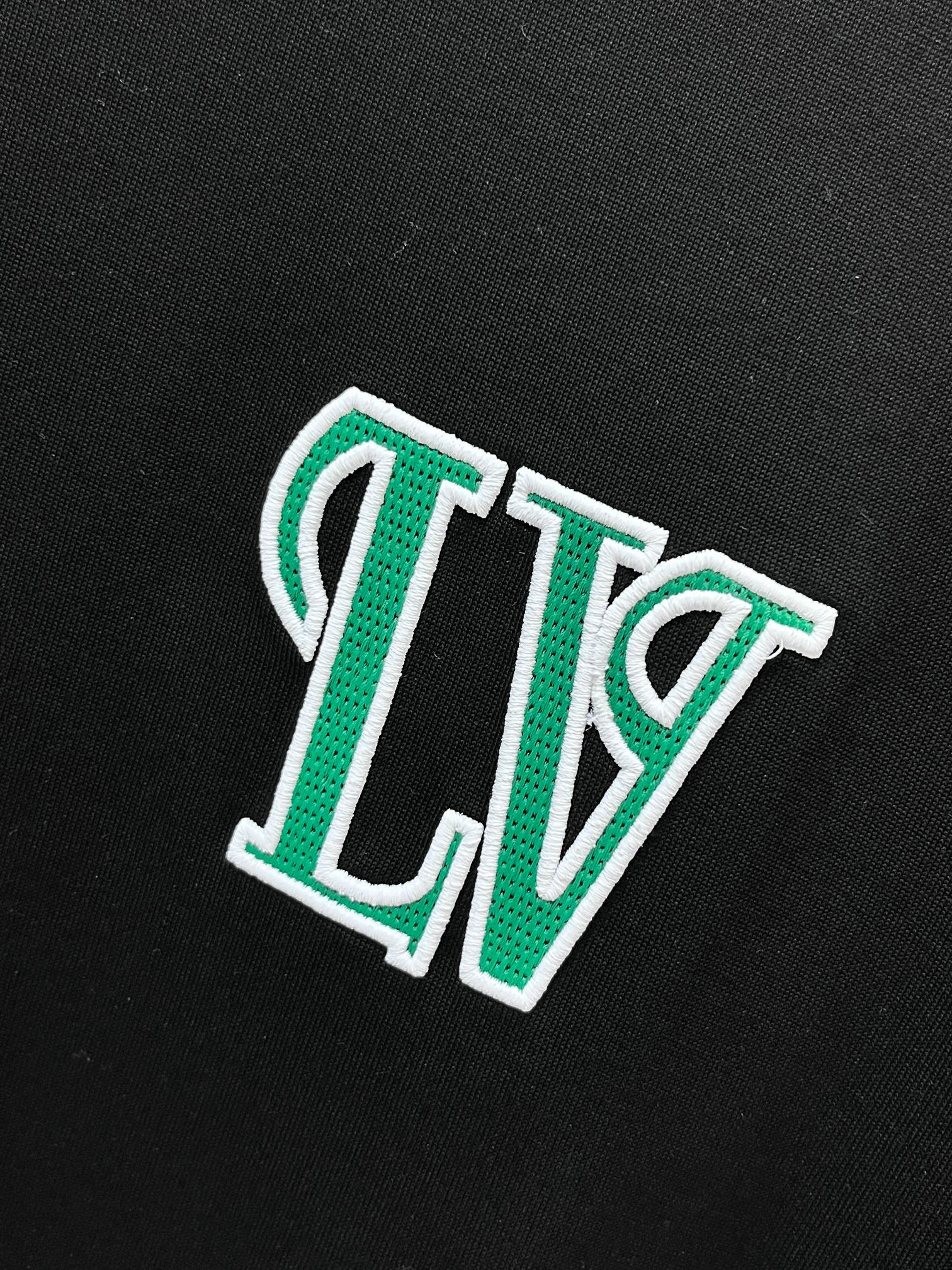 Lv 春夏新款首发最新款短袖圆领T恤 高端订制 设计前卫时尚！品牌logo重工艺印花设计 .穿着舒适.级