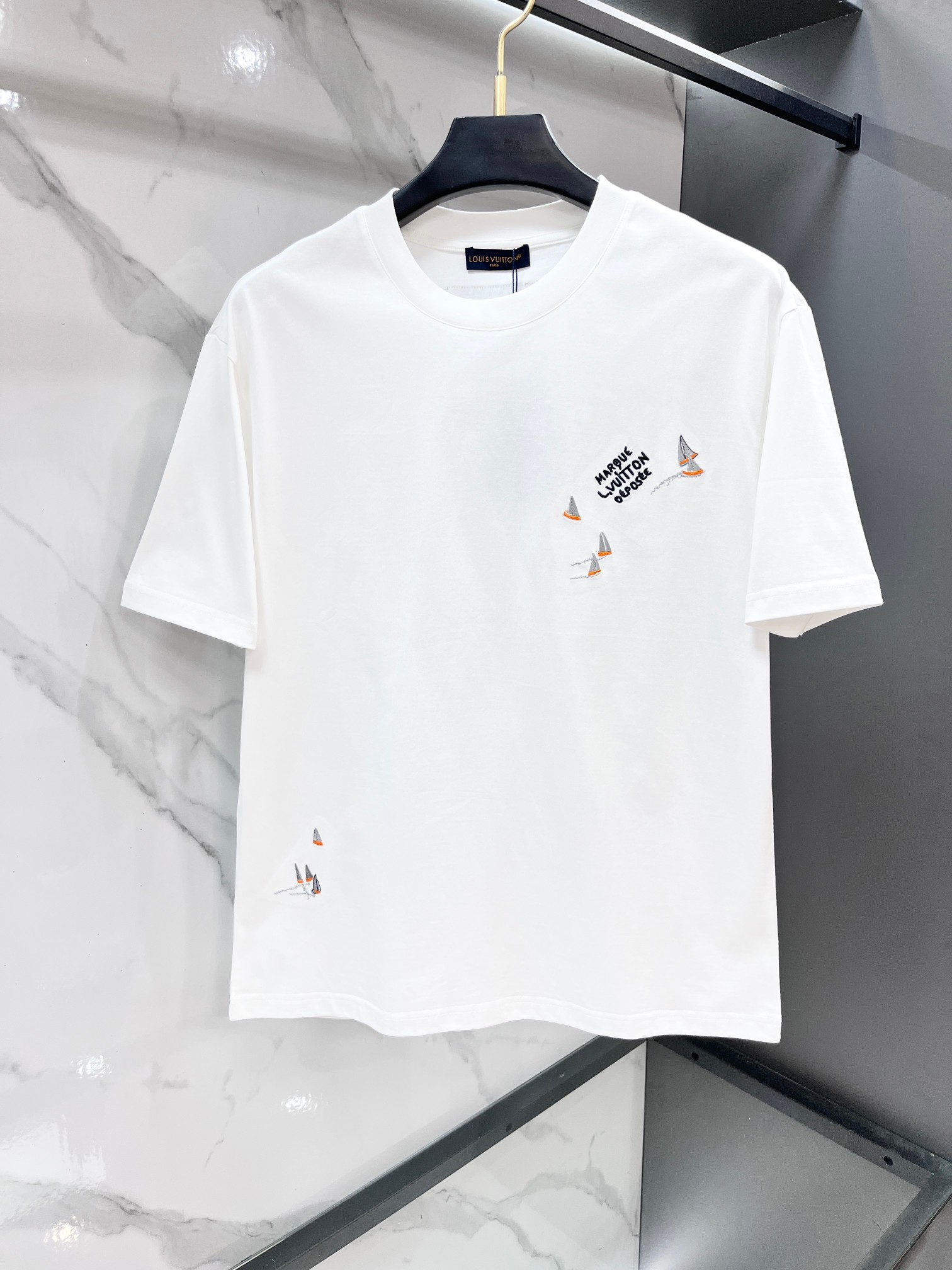 Lv 春夏新款首发最新款短袖圆领T恤 高端订制 设计前卫时尚！品牌logo重工艺印花设计 .穿着舒适.级