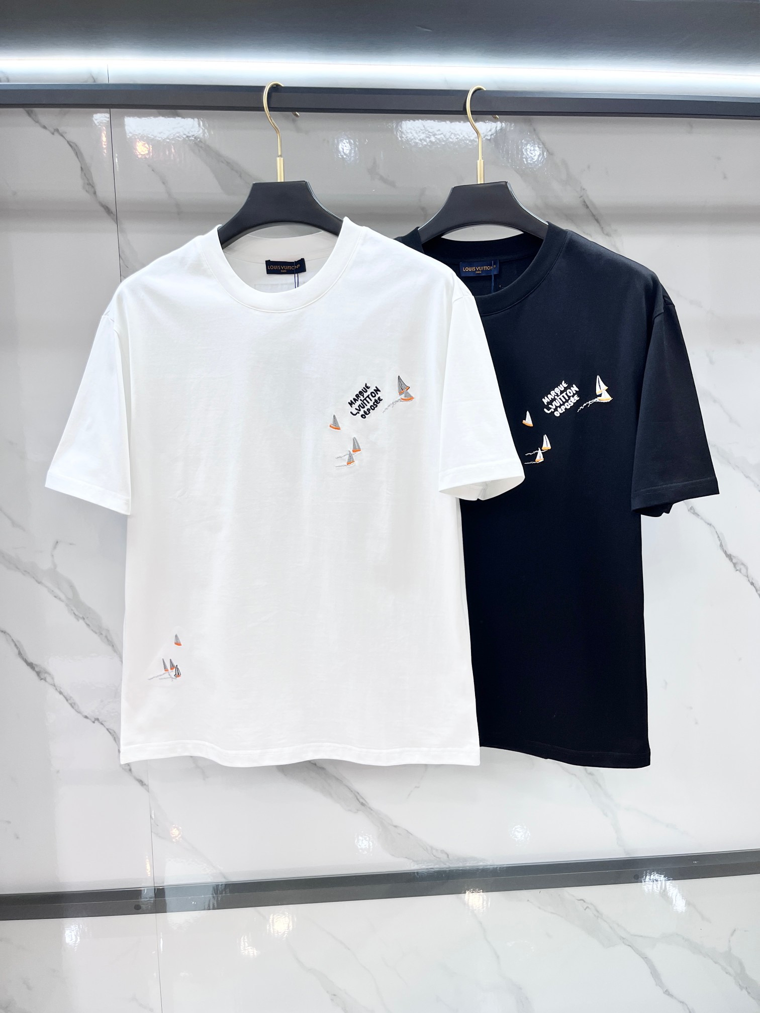 Lv 春夏新款首发最新款短袖圆领T恤 高端订制 设计前卫时尚！品牌logo重工艺印花设计 .穿着舒适.级