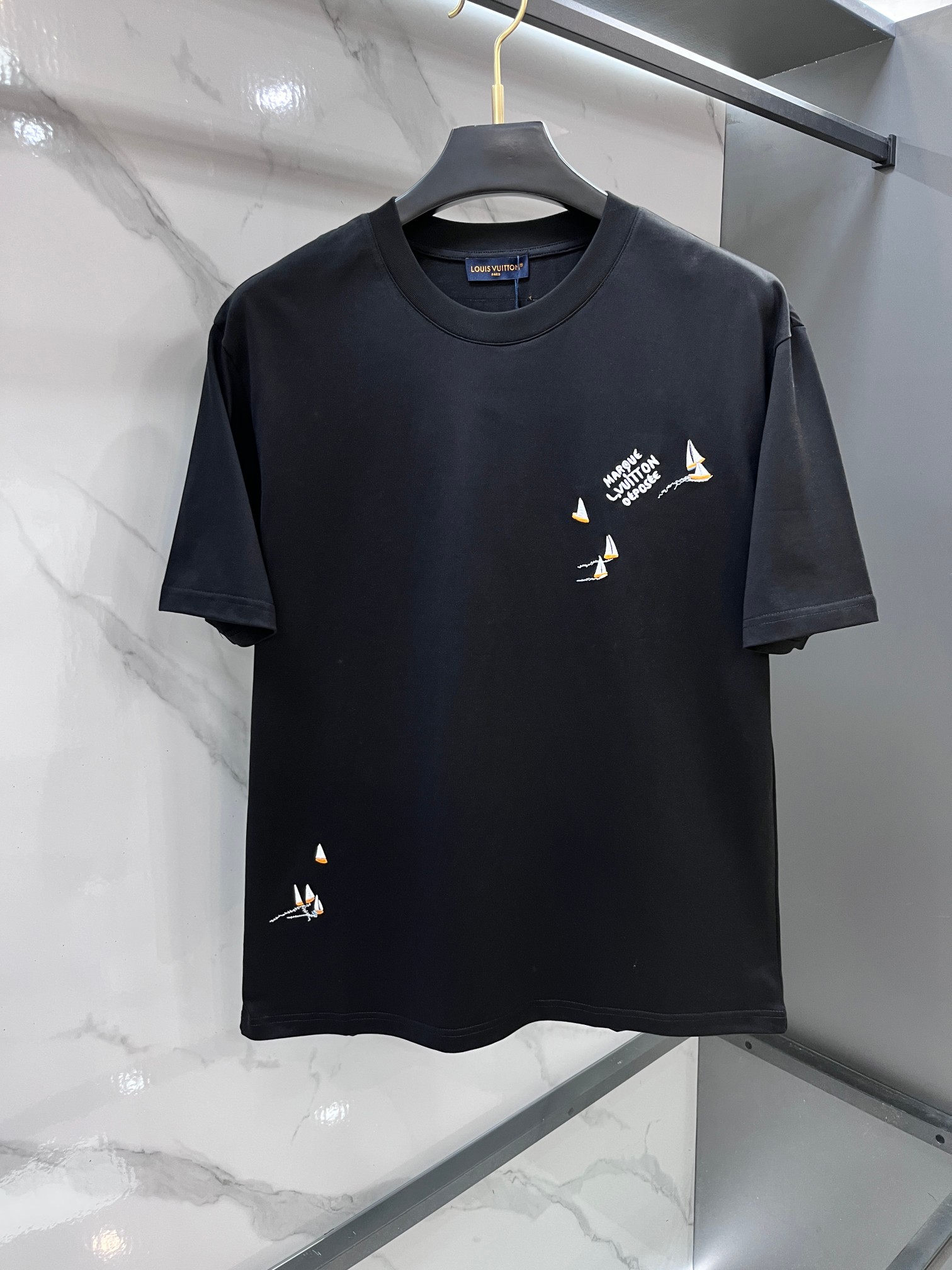 Lv 春夏新款首发最新款短袖圆领T恤 高端订制 设计前卫时尚！品牌logo重工艺印花设计 .穿着舒适.级