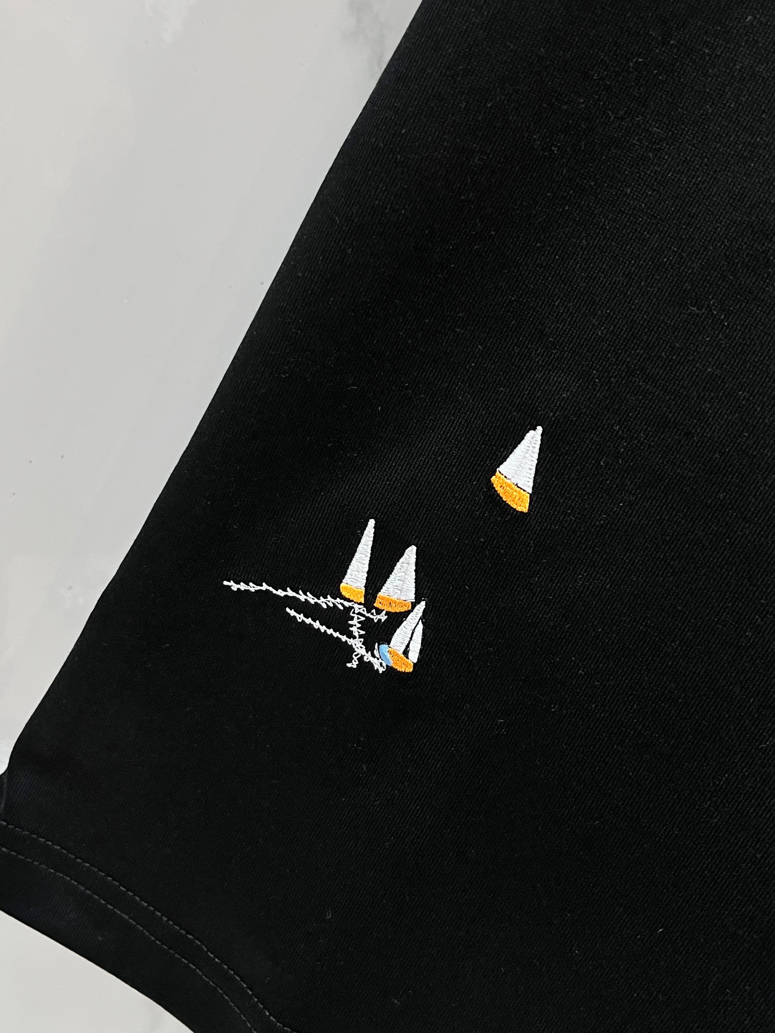 Lv 春夏新款首发最新款短袖圆领T恤 高端订制 设计前卫时尚！品牌logo重工艺印花设计 .穿着舒适.级