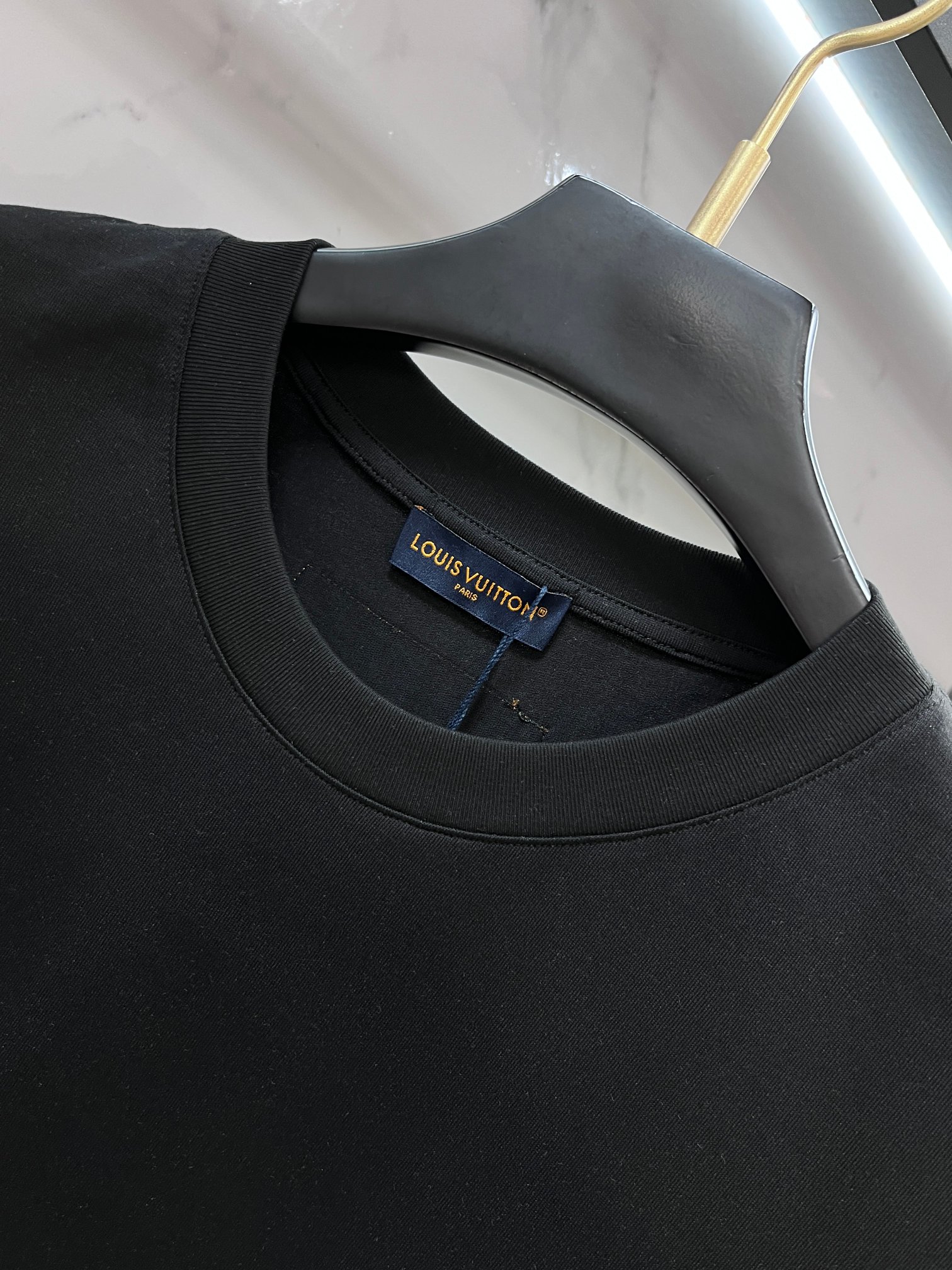 Lv 春夏新款首发最新款短袖圆领T恤 高端订制 设计前卫时尚！品牌logo重工艺印花设计 .穿着舒适.级