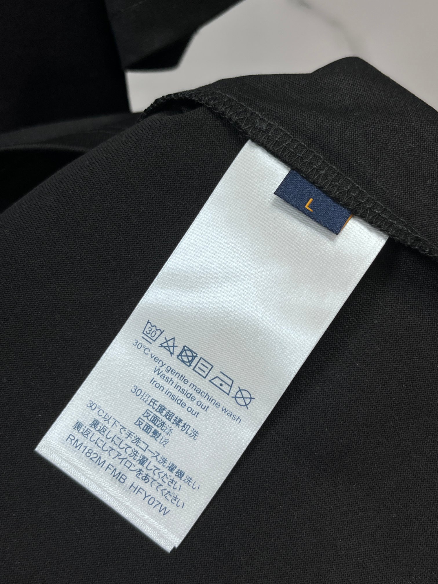 Lv 春夏新款首发最新款短袖圆领T恤 高端订制 设计前卫时尚！品牌logo重工艺印花设计 .穿着舒适.级