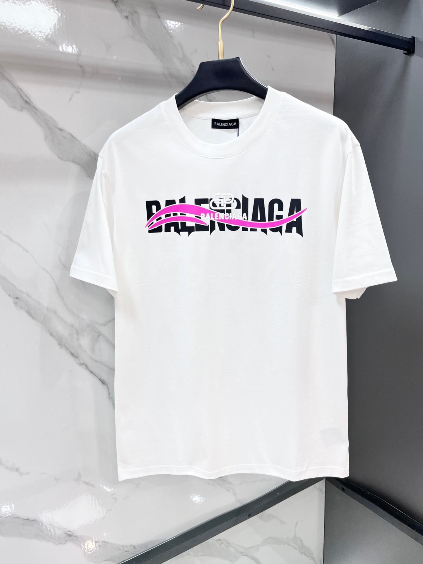 巴黎世家 春夏新款首发最新款短袖圆领T恤 高端订制 设计前卫时尚！品牌logo重工艺印花设计 .穿着舒适