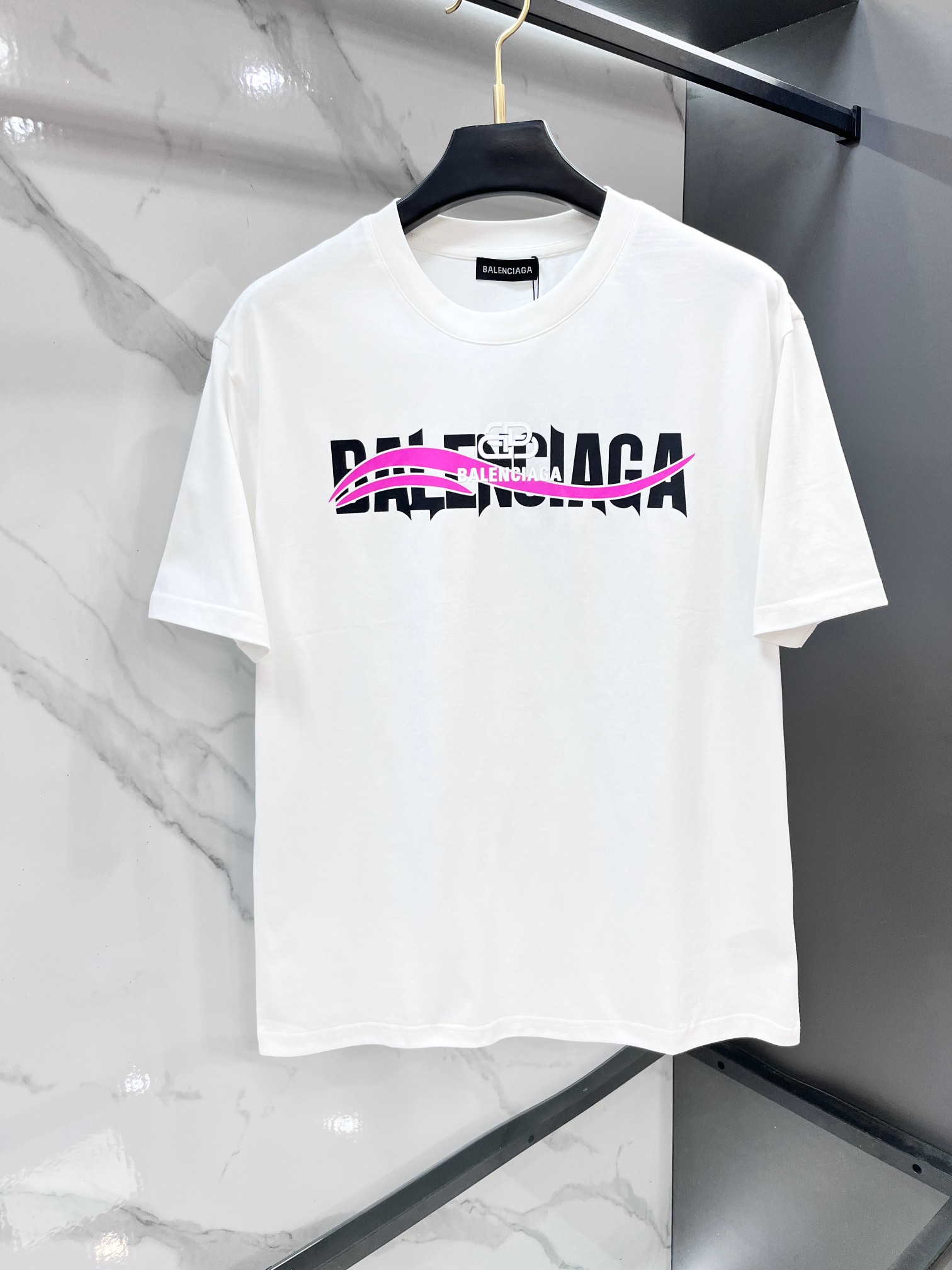 巴黎世家 春夏新款首发最新款短袖圆领T恤 高端订制 设计前卫时尚！品牌logo重工艺印花设计 .穿着舒适