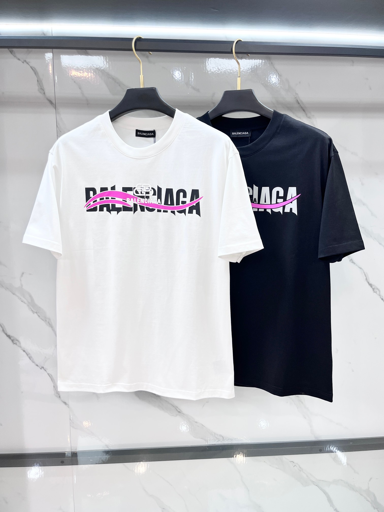 巴黎世家 春夏新款首发最新款短袖圆领T恤 高端订制 设计前卫时尚！品牌logo重工艺印花设计 .穿着舒适