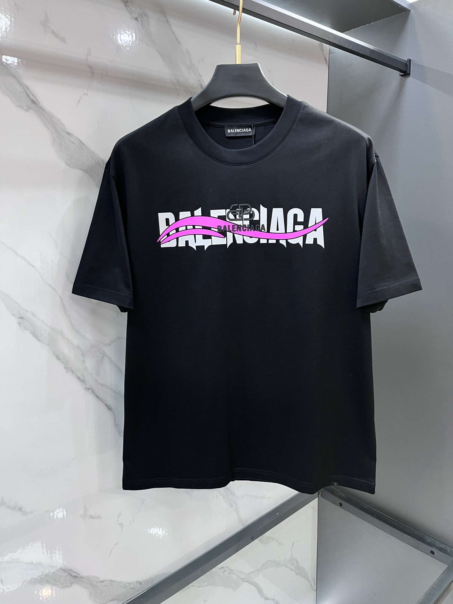 巴黎世家 春夏新款首发最新款短袖圆领T恤 高端订制 设计前卫时尚！品牌logo重工艺印花设计 .穿着舒适