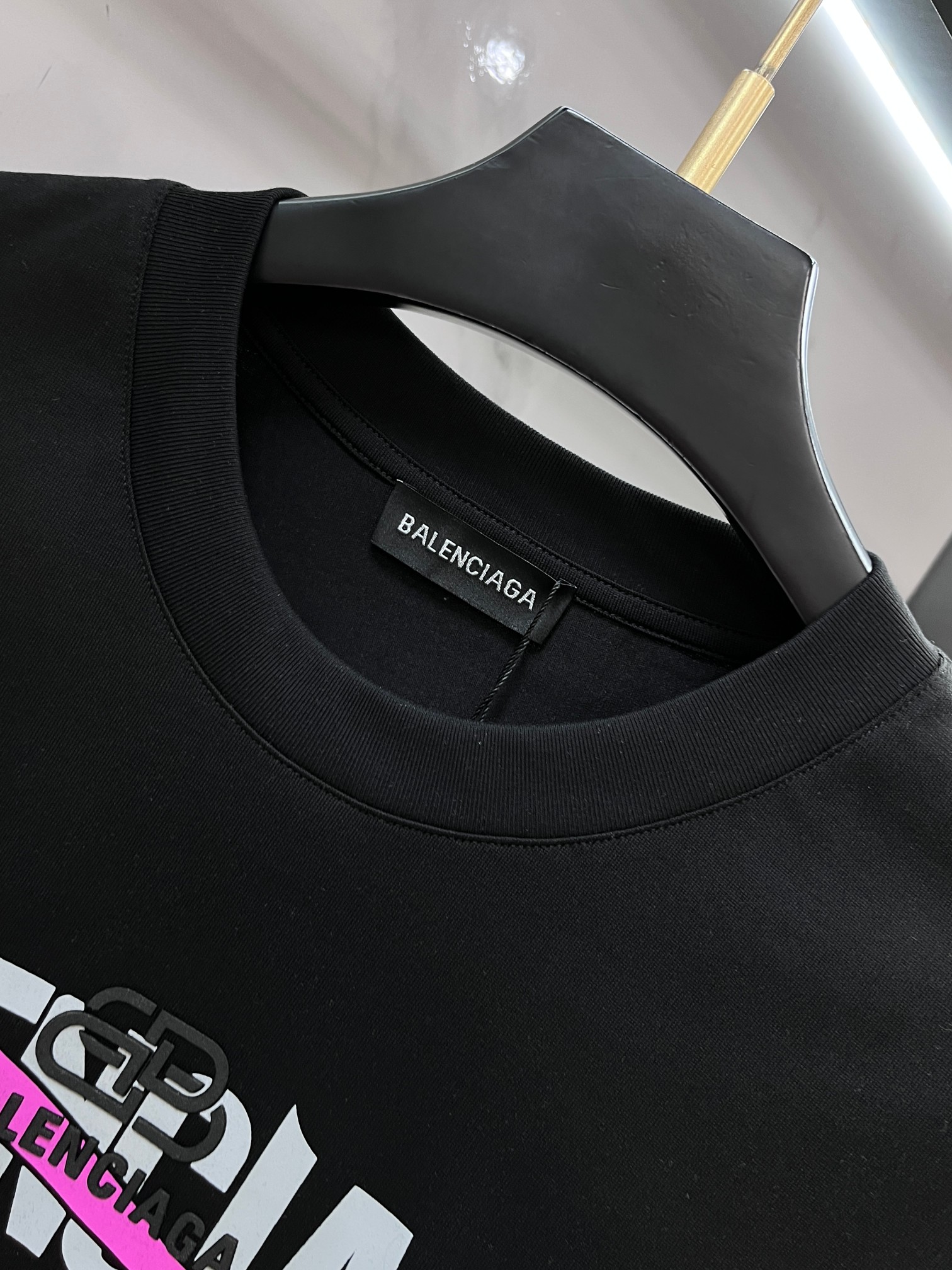 巴黎世家 春夏新款首发最新款短袖圆领T恤 高端订制 设计前卫时尚！品牌logo重工艺印花设计 .穿着舒适