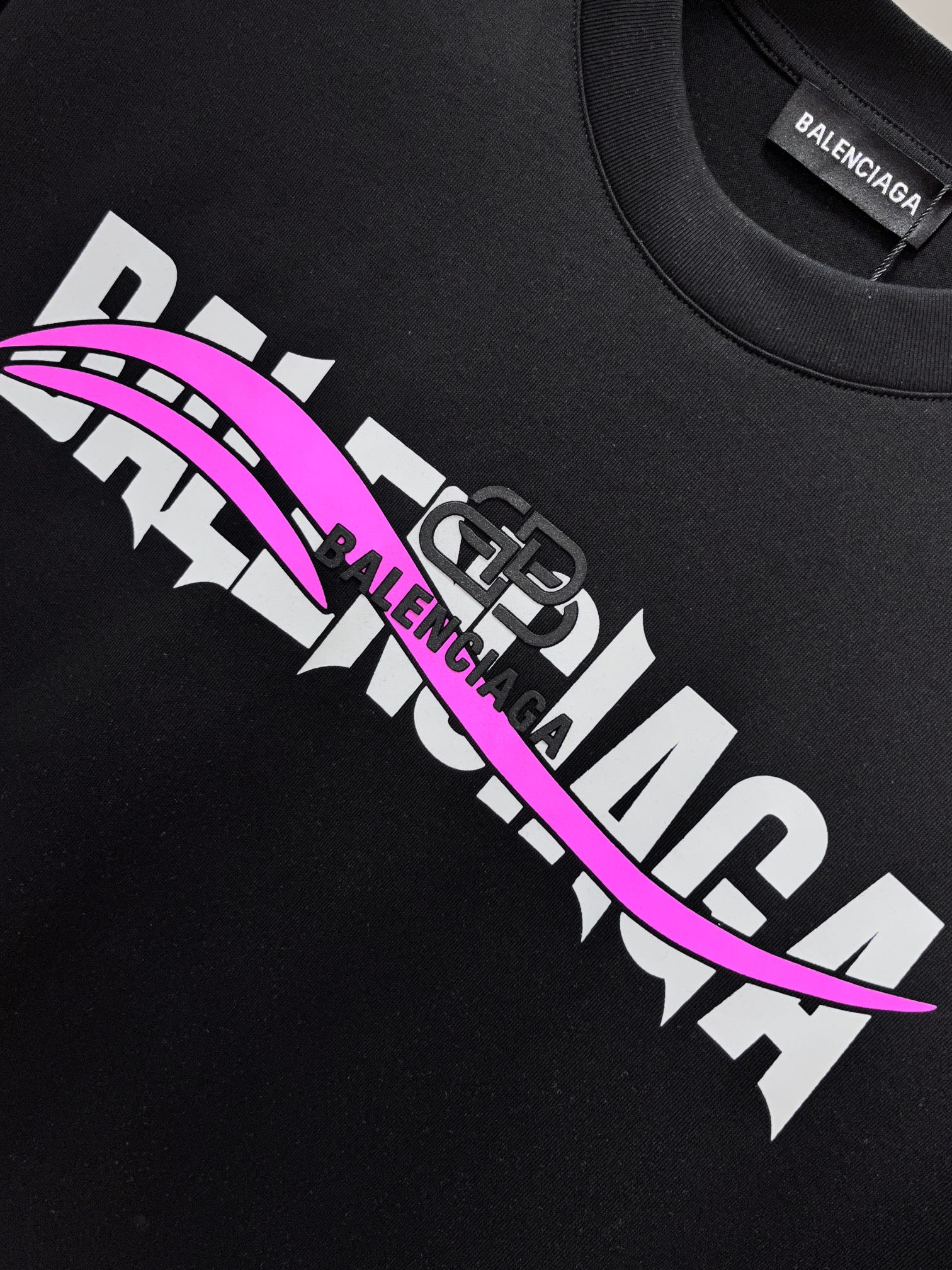 巴黎世家 春夏新款首发最新款短袖圆领T恤 高端订制 设计前卫时尚！品牌logo重工艺印花设计 .穿着舒适