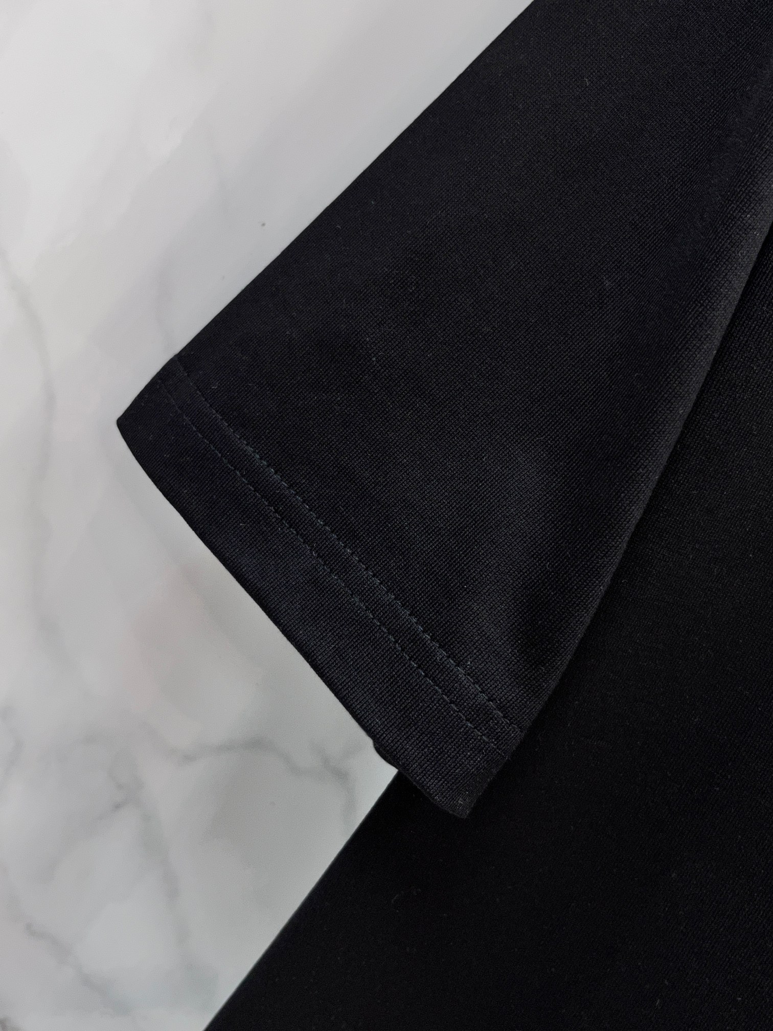 巴黎世家 春夏新款首发最新款短袖圆领T恤 高端订制 设计前卫时尚！品牌logo重工艺印花设计 .穿着舒适