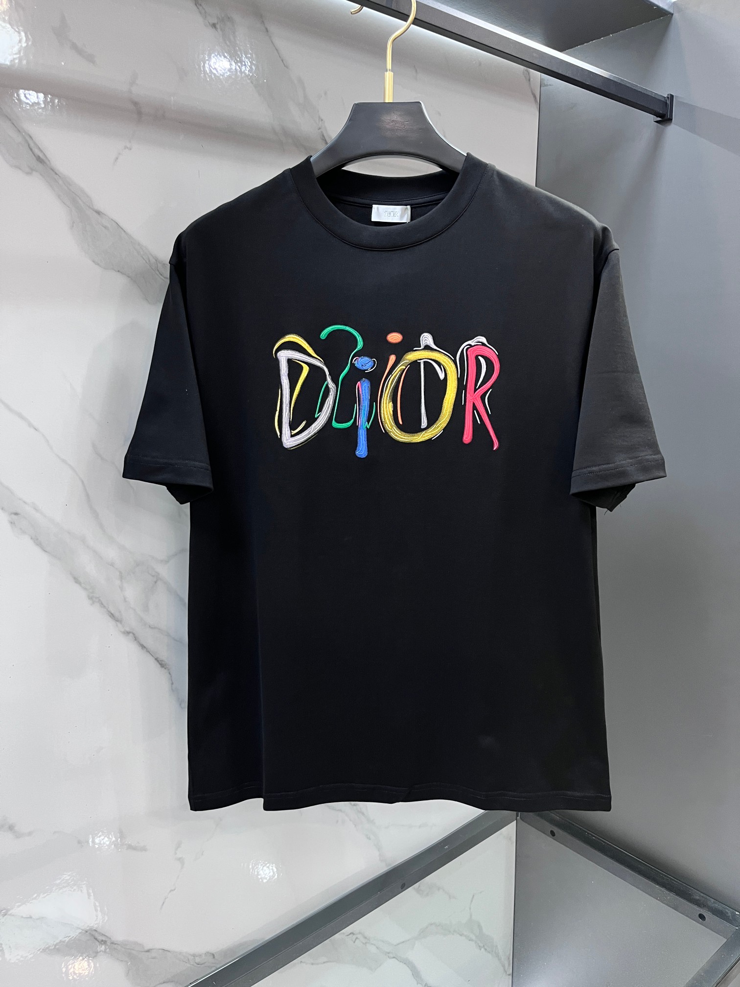 迪奥 春夏新款首发最新款短袖圆领T恤 高端订制 设计前卫时尚！品牌logo重工艺印花设计 .穿着舒适.级