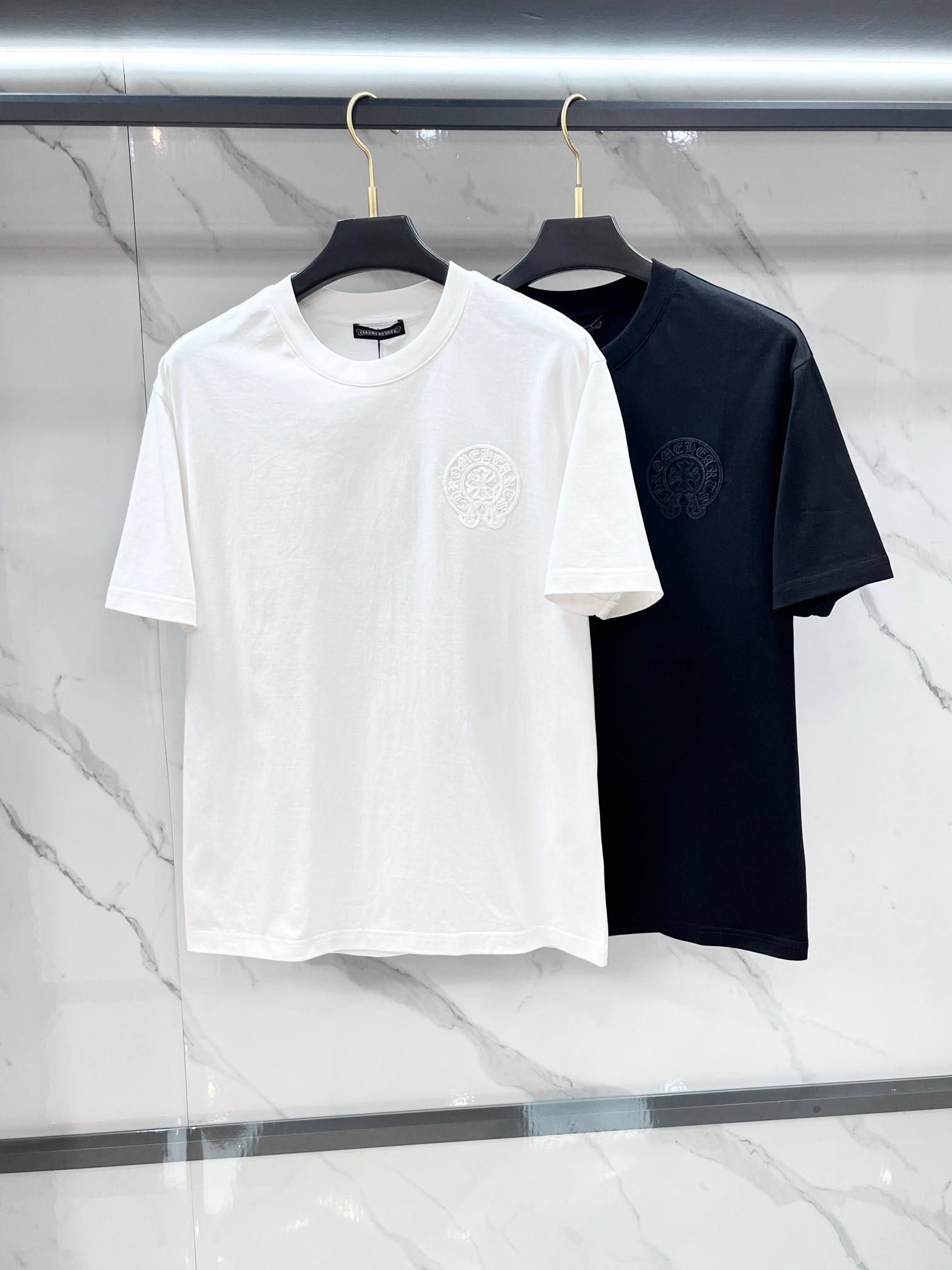 克罗心 春夏新款首发最新款短袖圆领T恤 高端订制 设计前卫时尚！品牌logo重工艺印花设计 .穿着舒适.