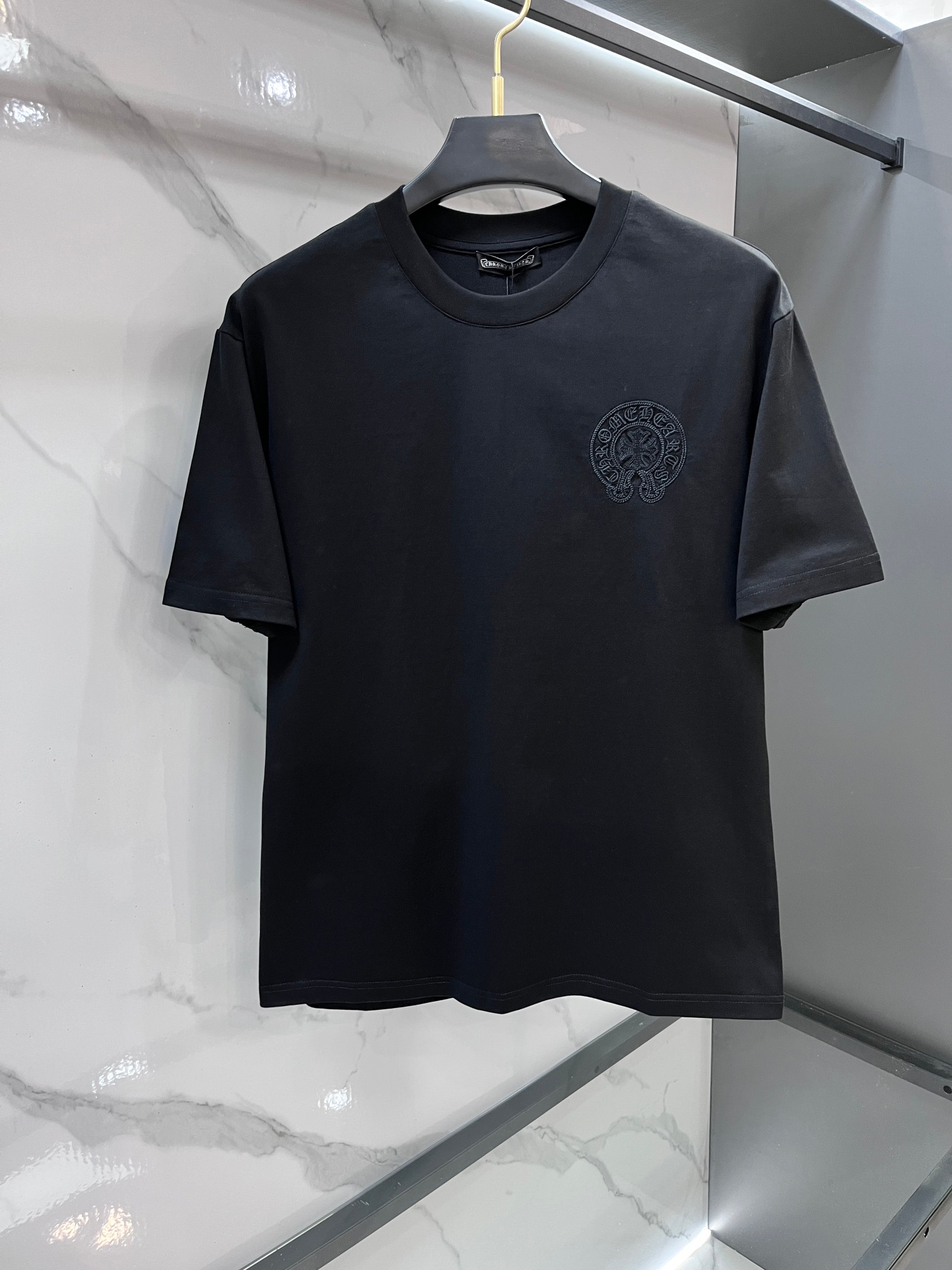 克罗心 春夏新款首发最新款短袖圆领T恤 高端订制 设计前卫时尚！品牌logo重工艺印花设计 .穿着舒适.