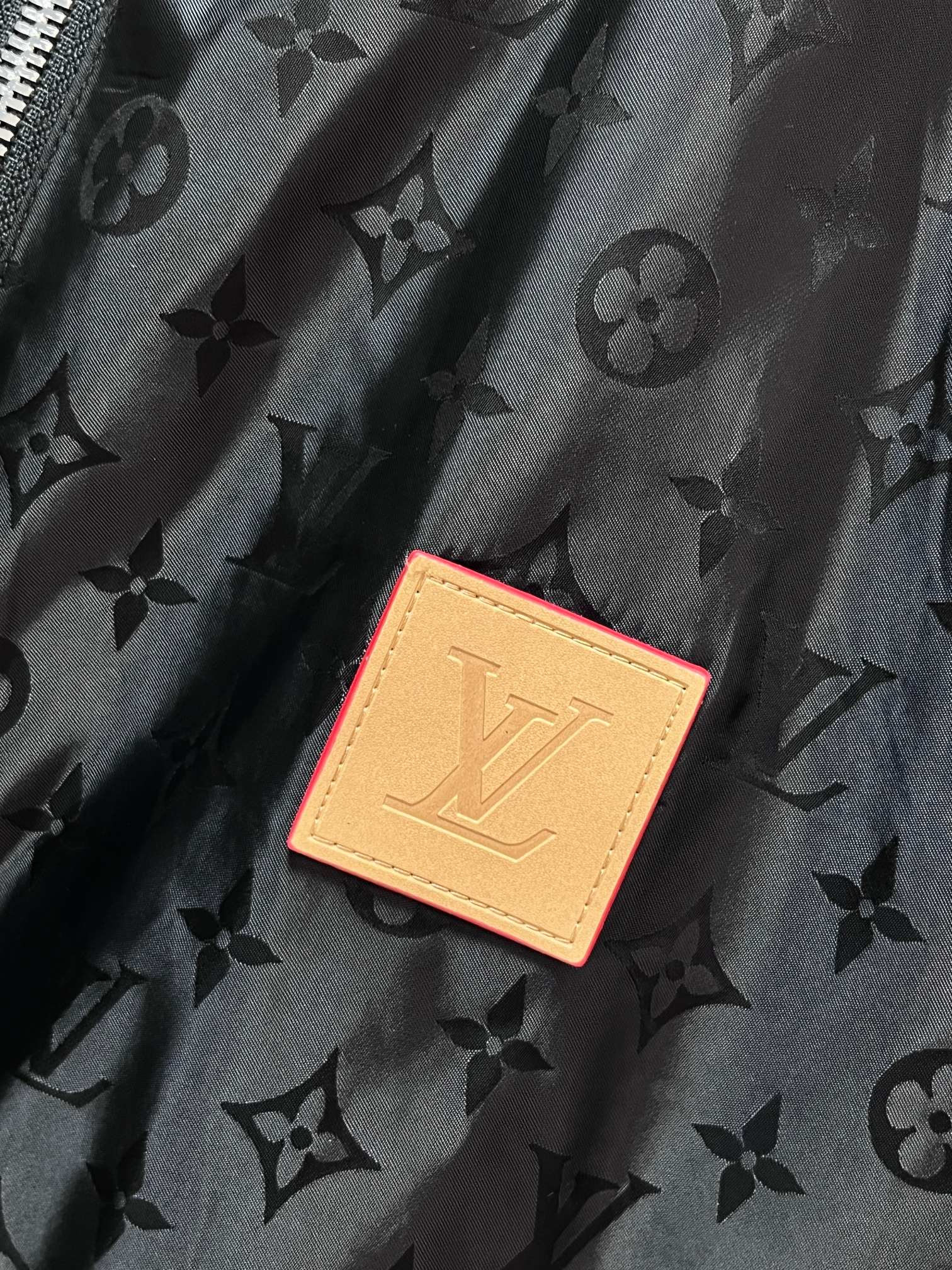 Lv 2026秋冬新品双面穿夹克，以创新双面设计诠释品牌经典美学。一面采用深灰色底铺满标志性LV老花图案