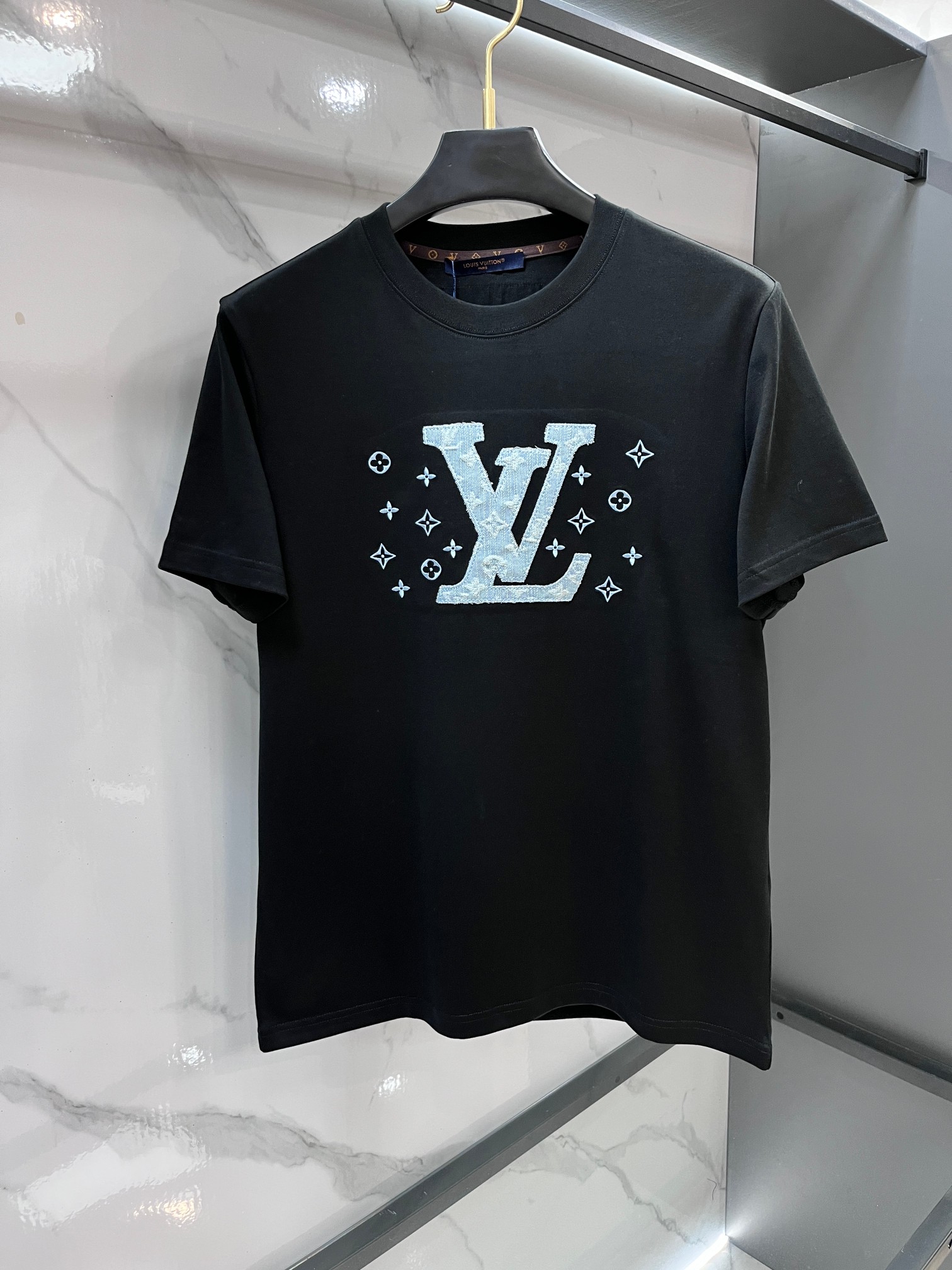Lv 2026春夏新款首发专柜最新款短袖圆领T恤 高端订制 设计前卫时尚！品牌logo重工艺设计 高端定