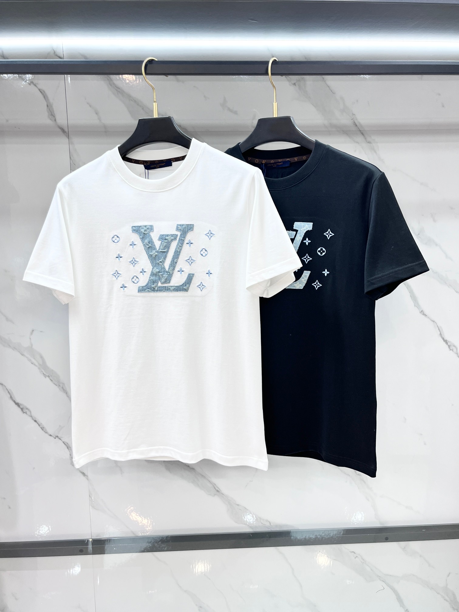 Lv 2026春夏新款首发专柜最新款短袖圆领T恤 高端订制 设计前卫时尚！品牌logo重工艺设计 高端定