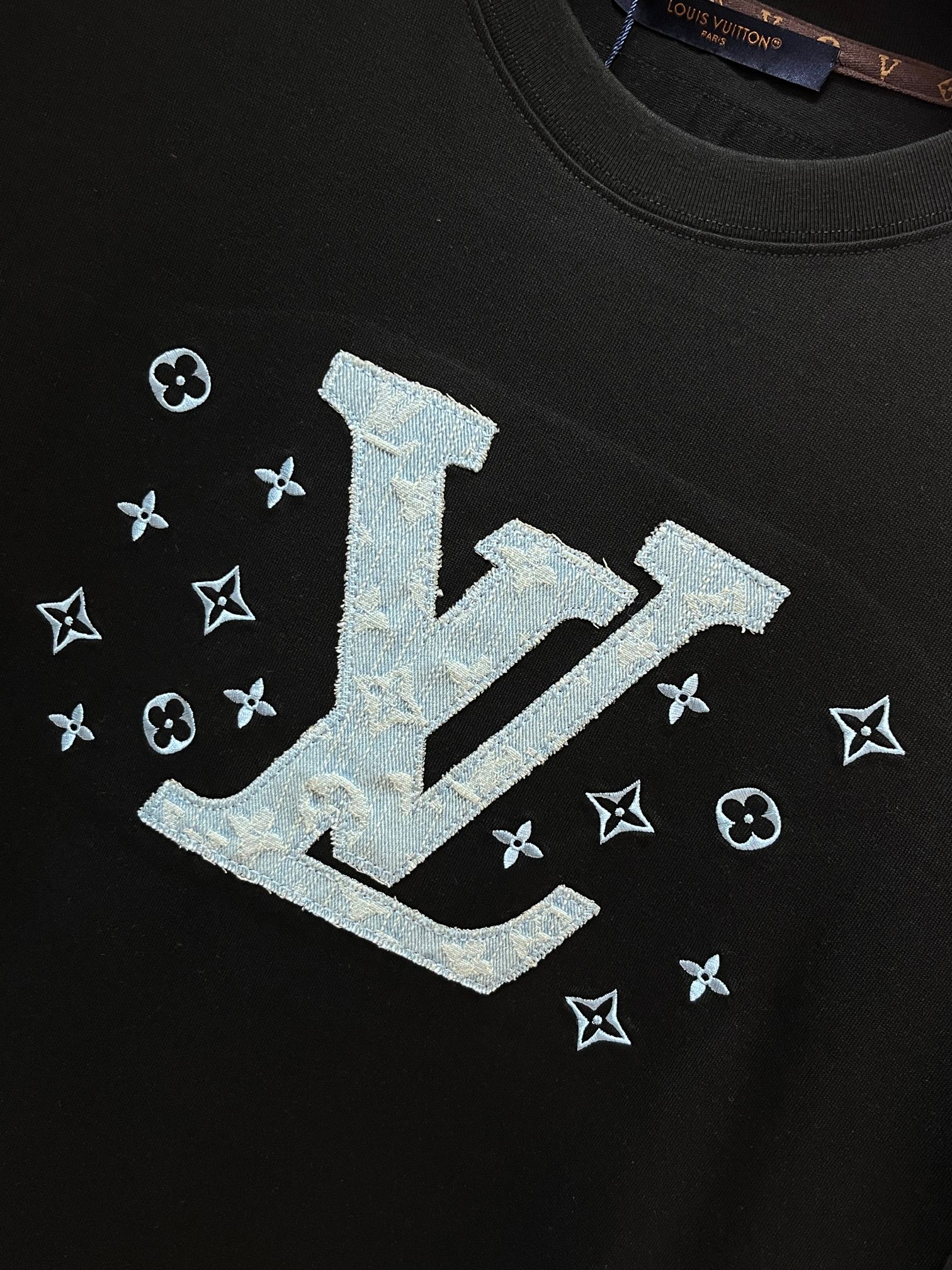 Lv 2026春夏新款首发专柜最新款短袖圆领T恤 高端订制 设计前卫时尚！品牌logo重工艺设计 高端定