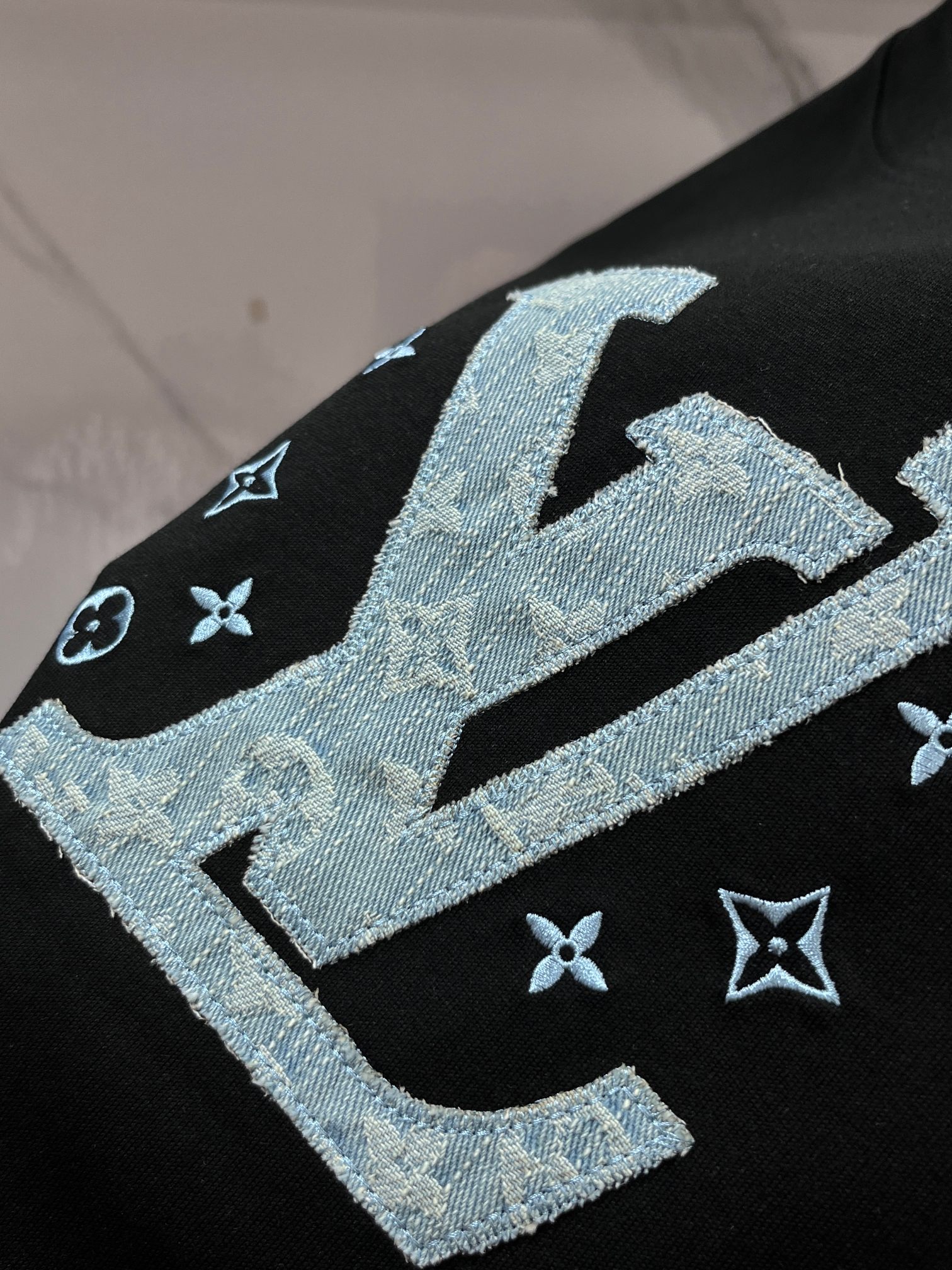 Lv 2026春夏新款首发专柜最新款短袖圆领T恤 高端订制 设计前卫时尚！品牌logo重工艺设计 高端定