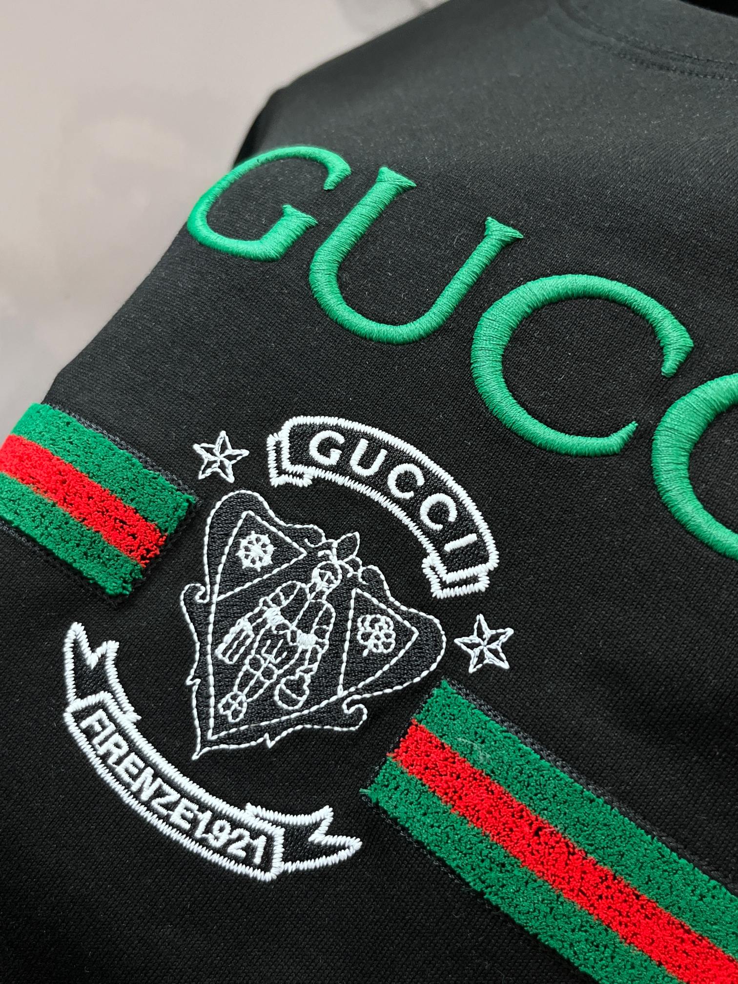 Gucci 2026春夏新款首发专柜最新款短袖圆领T恤 高端订制 设计前卫时尚！品牌logo重工艺设计 