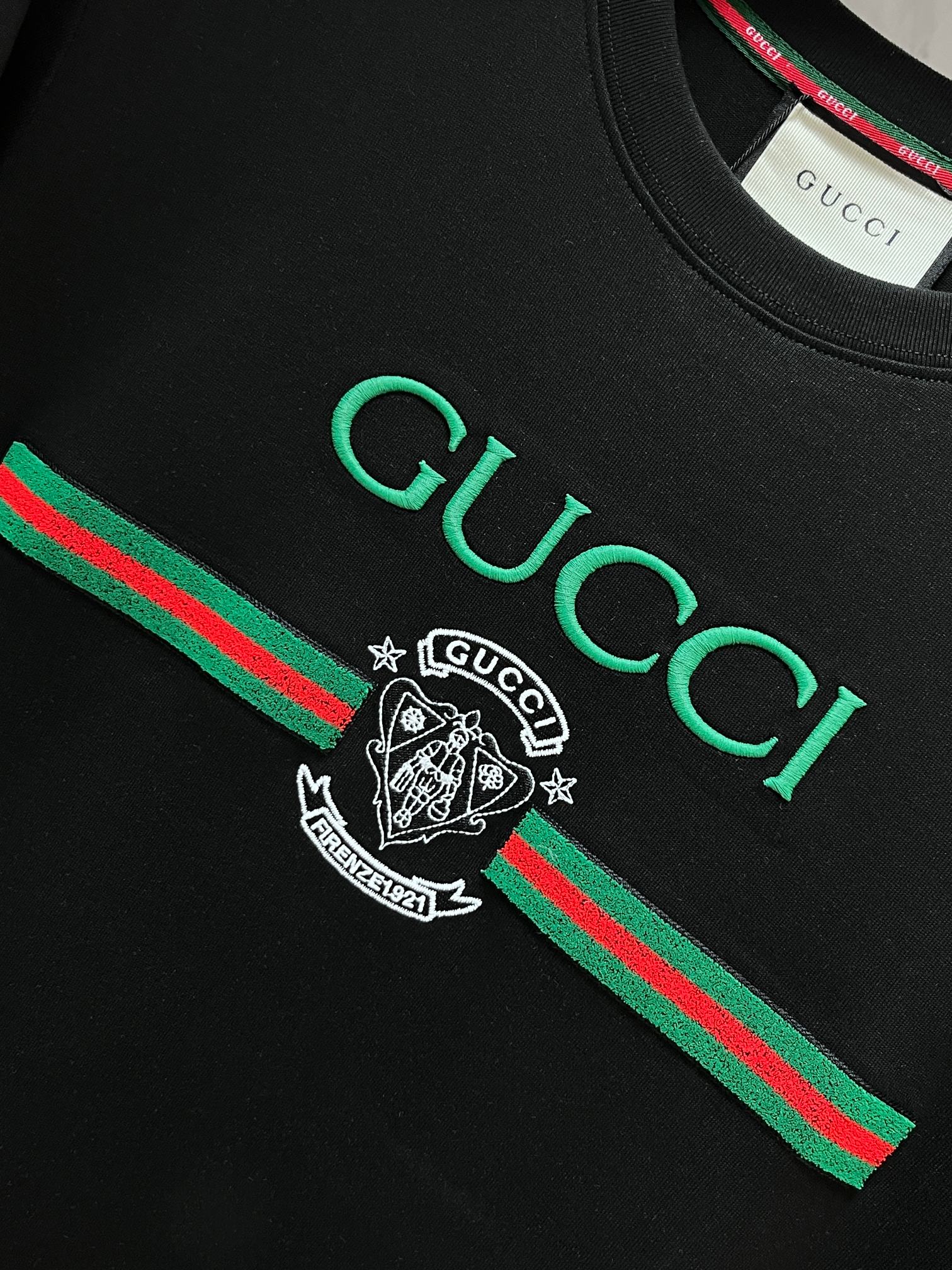 Gucci 2026春夏新款首发专柜最新款短袖圆领T恤 高端订制 设计前卫时尚！品牌logo重工艺设计 
