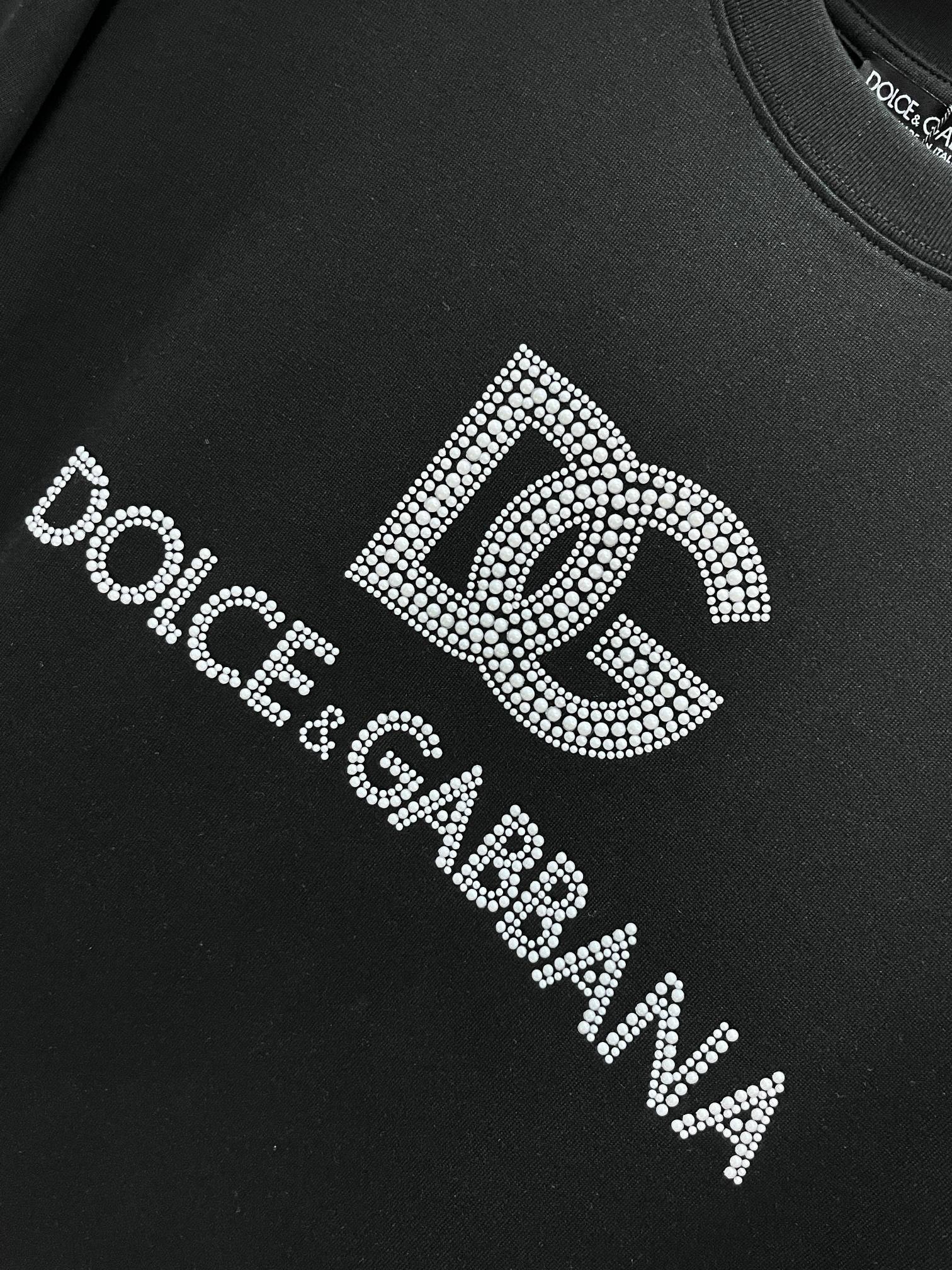 Dg 2026春夏新款首发专柜最新款短袖圆领T恤 高端订制 设计前卫时尚！品牌logo重工艺设计 高端定