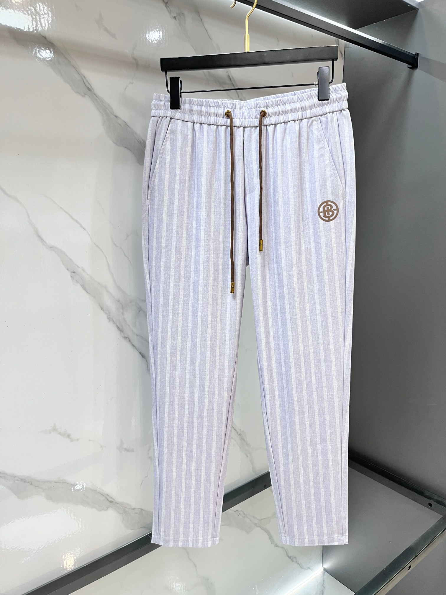 巴宝莉 2026年春季专柜新品同步上市。原单订制高品质时尚休闲裤。超级百搭款。独家定制-进口高端绵面料，