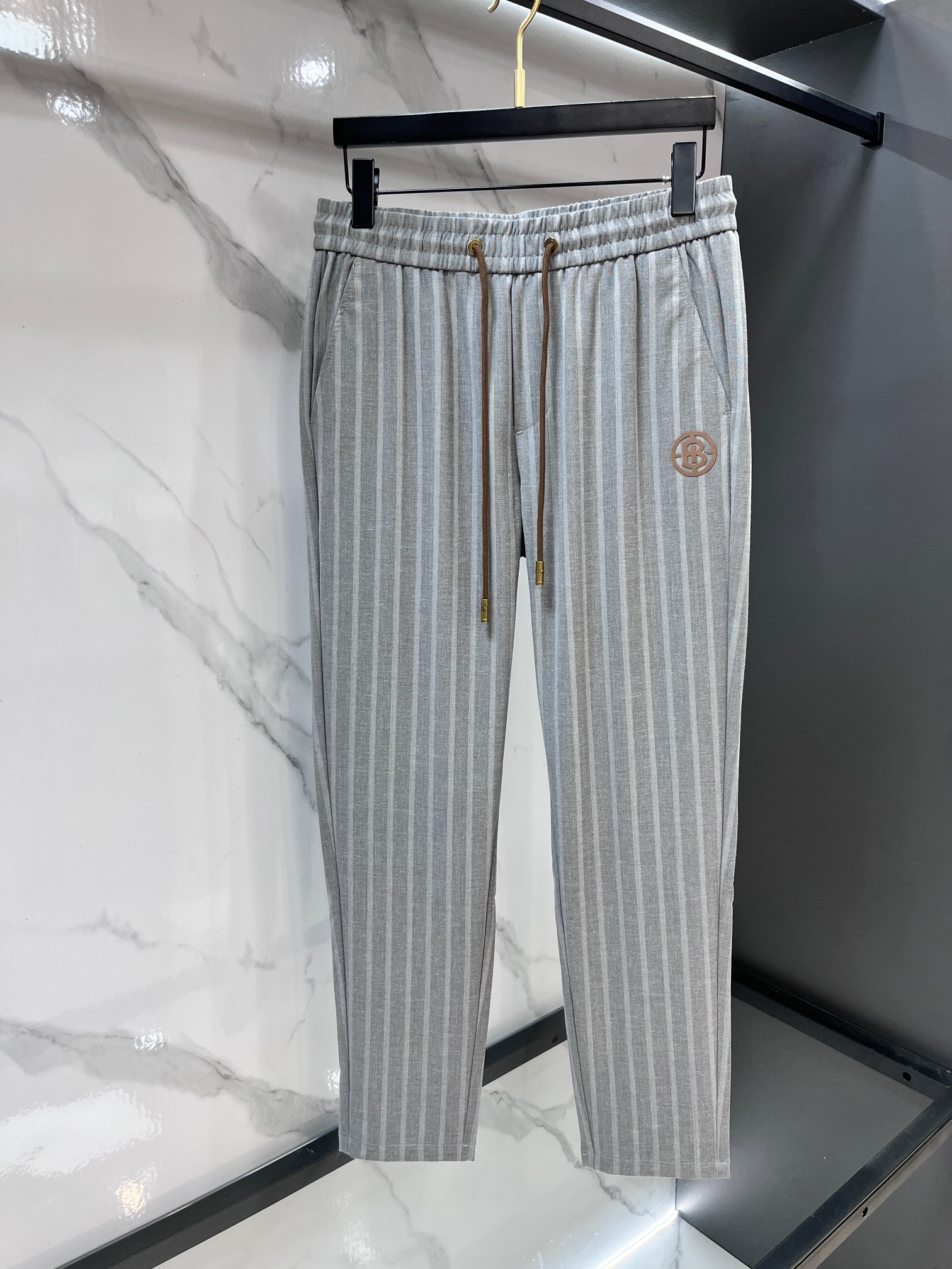 巴宝莉 2026年春季专柜新品同步上市。原单订制高品质时尚休闲裤。超级百搭款。独家定制-进口高端绵面料，