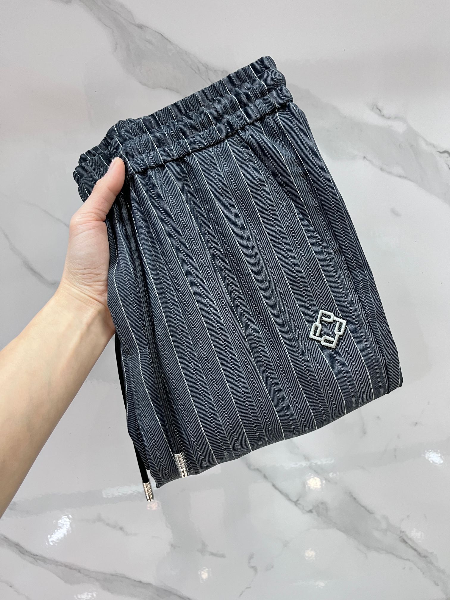 纪梵希 2026年春季专柜新品同步上市。原单订制高品质时尚休闲裤。超级百搭款。独家定制-进口高端绵面料，