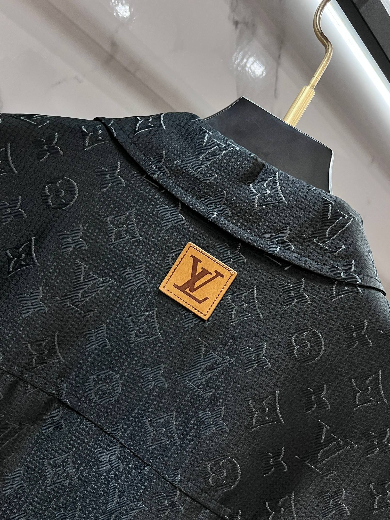 Lv 2026早春轻奢系列，最新时尚翻领夹克外套..处处细节显工艺足够的高级 结构性剪裁的设计改变来展现