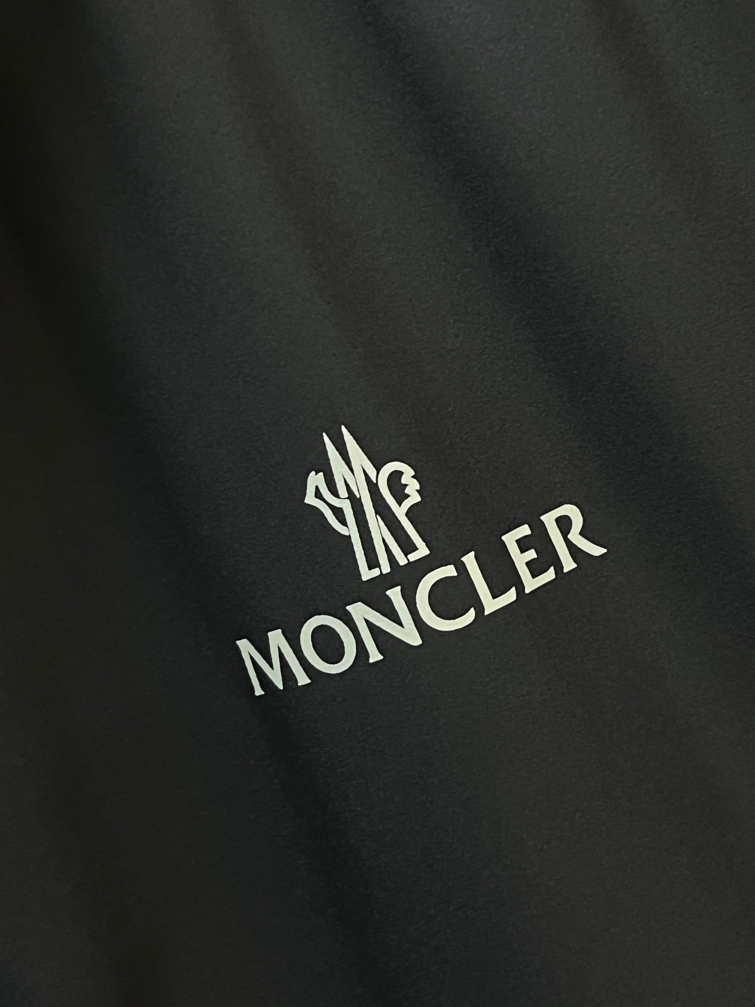 蒙口 2026秋冬新款 蒙口夹克 mon*ler连帽外套，经典爆款夹克推荐！高织超细腻的高科技爽滑复合布