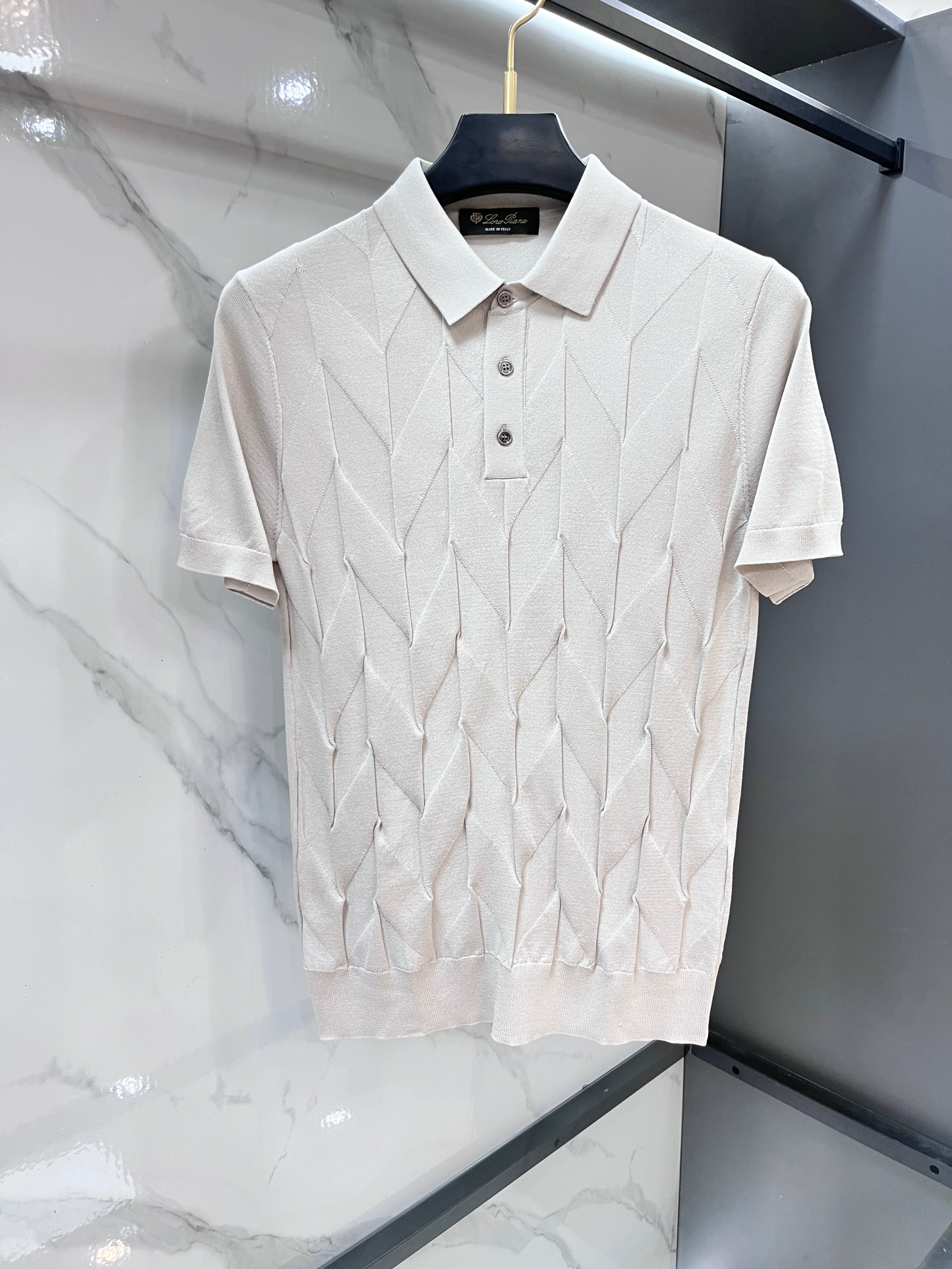 NO:777760,Lp 1956 new men's knitted short-sleeved fashionable classic lapel design!  High-end custom-made versatile style that anyone can easily control. Made of high-end knitted fabrics!  Luxurious classic brand LOGO design, very classy and a must buy for those who know the goods!  The tailoring is slim-fitting, very refined, shows off aura, and highlights the sophistication of business men. This is unique, it has just the right amount of slim fit, and the upper body effect is great!  All three standards are complete! Essential items……………………………………………………………… SizeM-XXXL,,loro piana,T-shirt,19860909Lp 1956新品男士针织短袖时尚经典翻领设计！高级定制百搭款式 任何人都可以轻松驾驭 采用高档针织面料！奢华经典品牌LOGO设计,非常显档次懂货的必须入！版型剪裁属于修身款 非常精致,显气场,又会凸显商务男士的精致,这就是独到之处,恰到好处的修身,上身效果非常赞！三标齐全!必备品 …………………………………………………… SizeM-XXXL,,loro piana,T-shirt,,Men's clothing