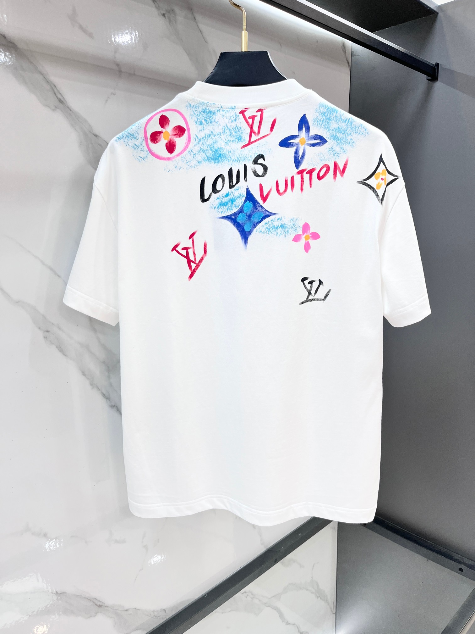 LV 2026春夏专柜新款，logo徽章简约短袖 双纱纯棉面料 多元化搭配 迎合眼下时尚前沿的创新趋势 