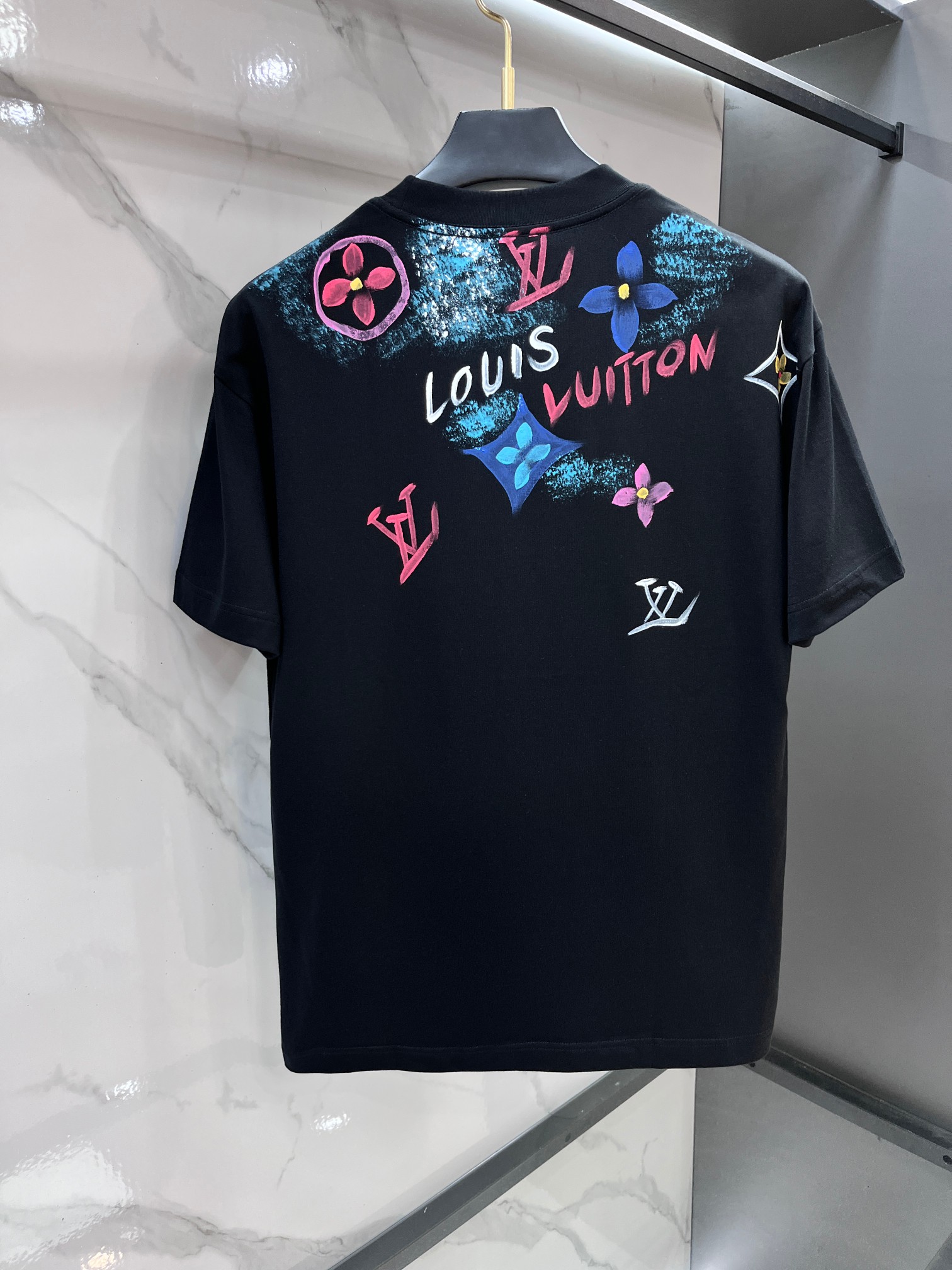 LV 2026春夏专柜新款，logo徽章简约短袖 双纱纯棉面料 多元化搭配 迎合眼下时尚前沿的创新趋势 