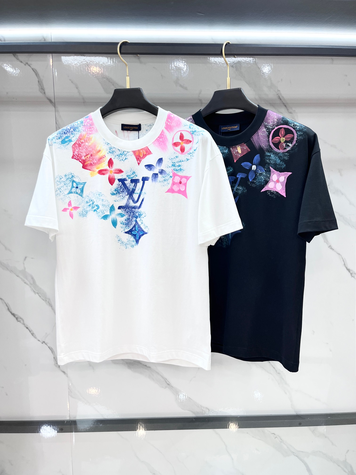 LV 2026春夏专柜新款，logo徽章简约短袖 双纱纯棉面料 多元化搭配 迎合眼下时尚前沿的创新趋势 