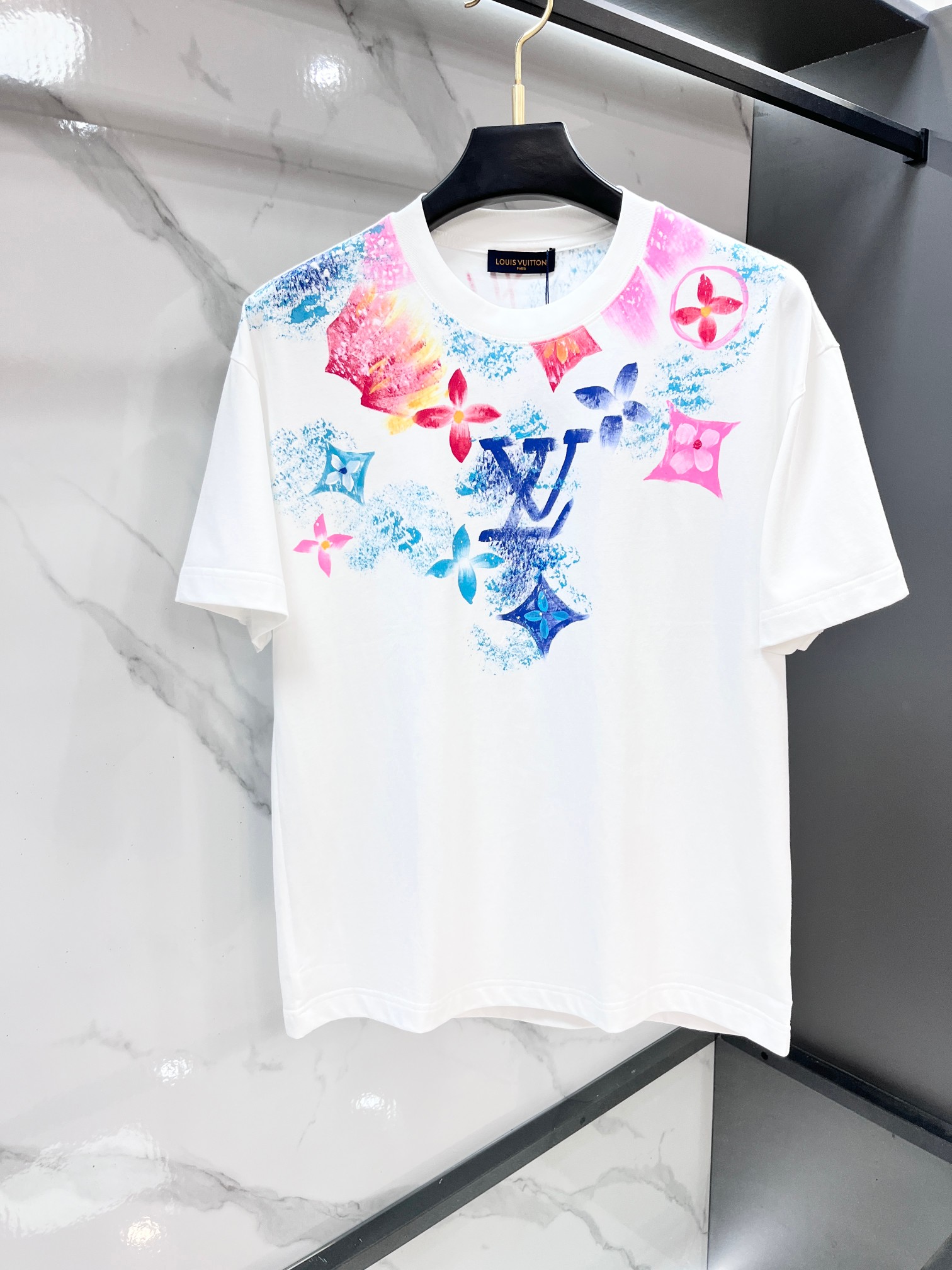 LV 2026春夏专柜新款，logo徽章简约短袖 双纱纯棉面料 多元化搭配 迎合眼下时尚前沿的创新趋势 