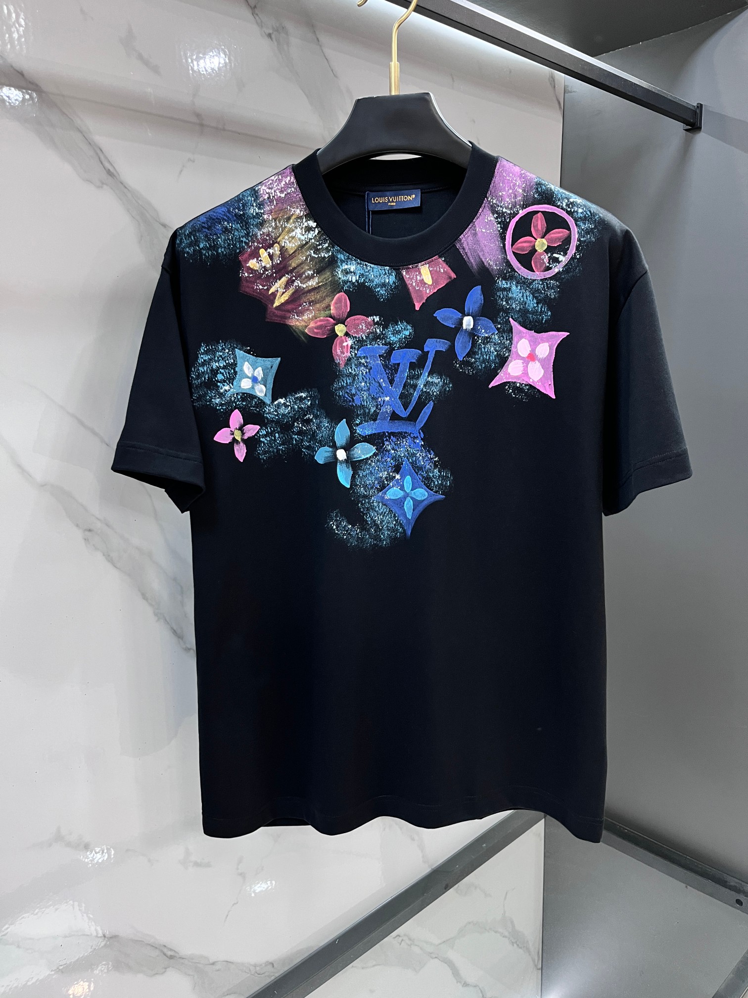LV 2026春夏专柜新款，logo徽章简约短袖 双纱纯棉面料 多元化搭配 迎合眼下时尚前沿的创新趋势 