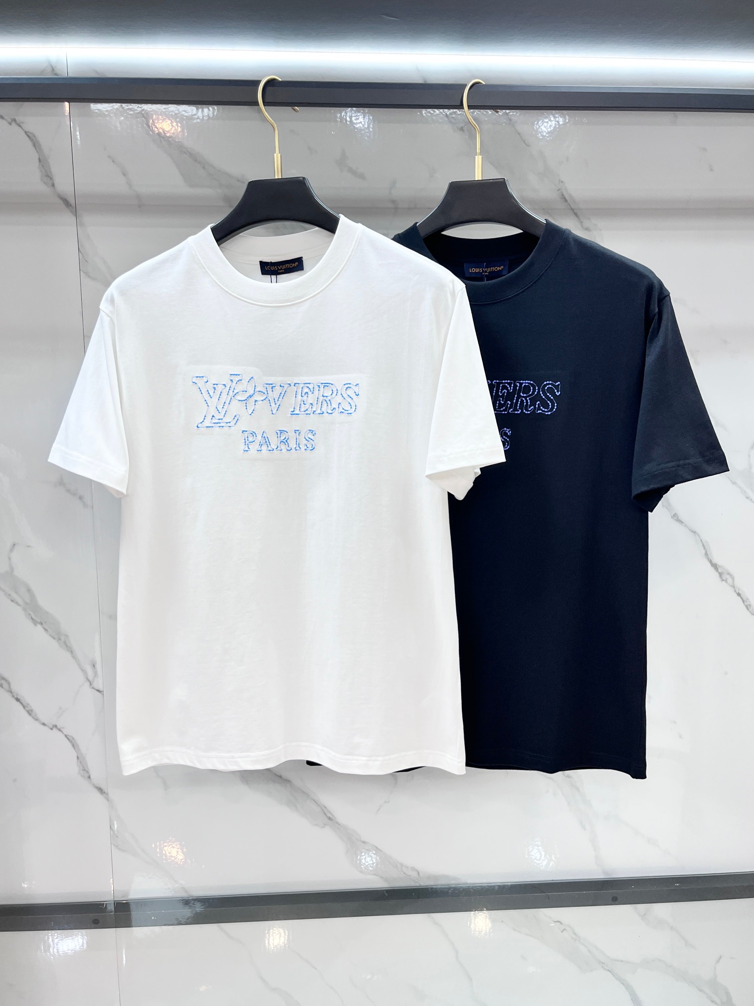 Lv 2026春夏专柜新款，logo徽章简约短袖 双纱纯棉面料 多元化搭配 迎合眼下时尚前沿的创新趋势 