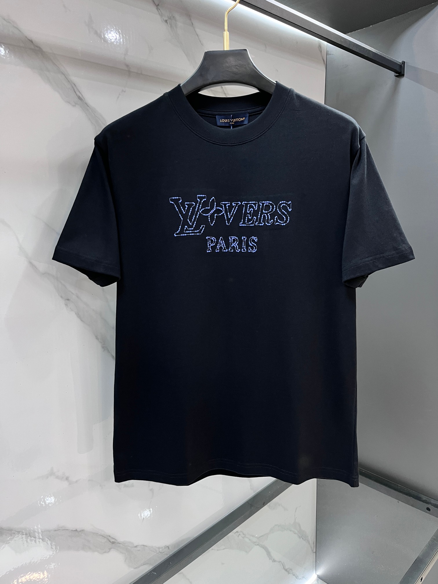 Lv 2026春夏专柜新款，logo徽章简约短袖 双纱纯棉面料 多元化搭配 迎合眼下时尚前沿的创新趋势 