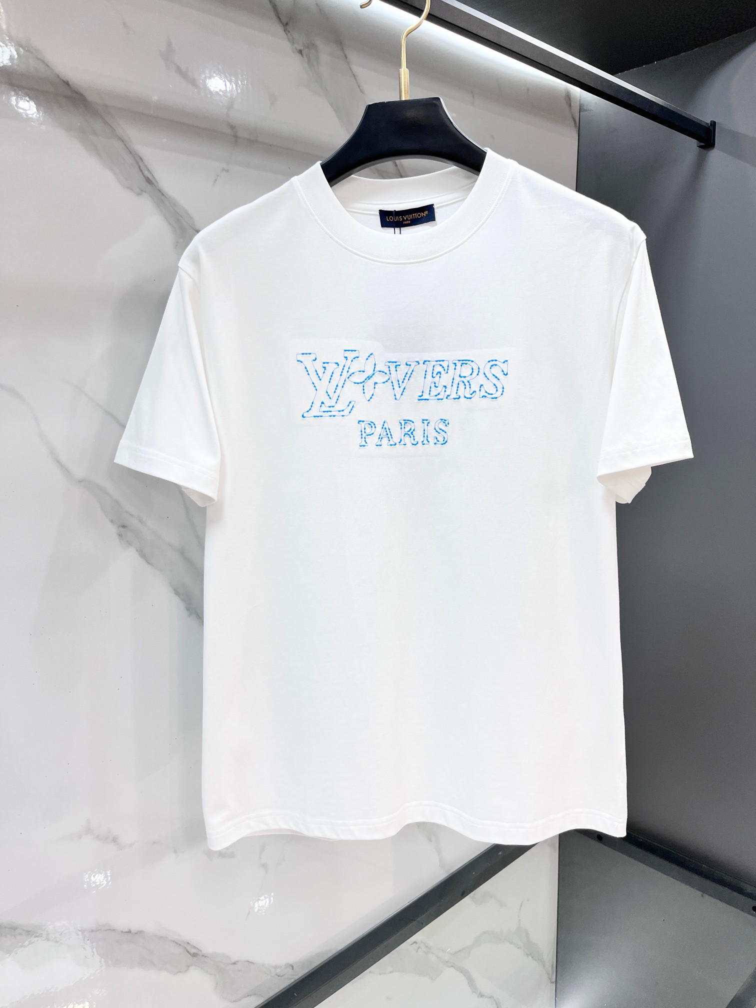 Lv 2026春夏专柜新款，logo徽章简约短袖 双纱纯棉面料 多元化搭配 迎合眼下时尚前沿的创新趋势 