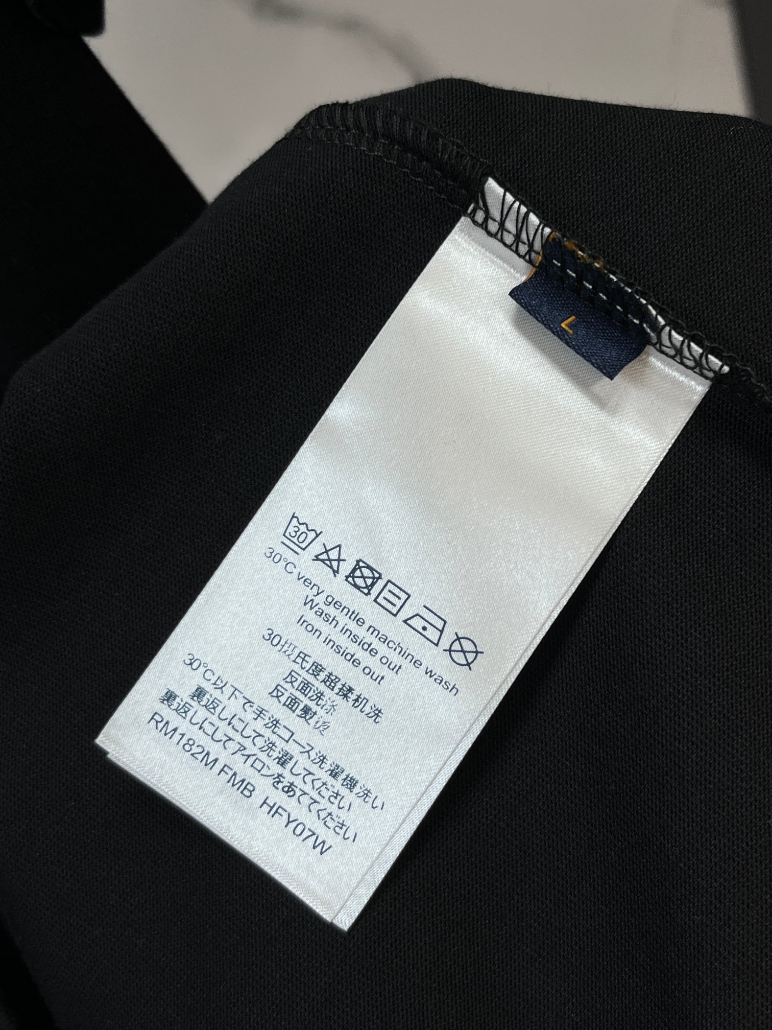 Lv 2026春夏专柜新款，logo徽章简约短袖 双纱纯棉面料 多元化搭配 迎合眼下时尚前沿的创新趋势 