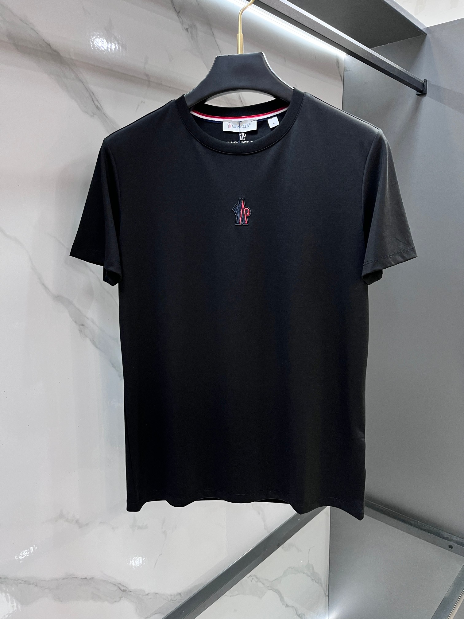 NO:777844,Meng Mouth 2026 spring and summer new style debut counter latest short-sleeved round neck T-shirt, high-end customization, avant-garde and fashionable design!  Brand logo emphasizes craftsmanship design. High-end customized 100% cotton top-grade mercerized fabric. Soft to the touch. Comfortable to wear. Exquisite stitching at the counter level. Fine workmanship. The upper body effect is incomparably handsome!  A must-have item for a stylish man!  ……………………………………………………………… SizeM-XXXXL,,Moncler,T-shirt,tees,t-shirt,19860909蒙口 2026春夏新款首发专柜最新款短袖圆领T恤 高端订制 设计前卫时尚！品牌logo重工艺设计 高端定制百分百棉顶级丝光面料.手感柔软.穿着舒适.专柜级别精致车线.做工精细.上身效果无敌帅气！型男必备单品！…………………………………………………… SizeM-XXXXL,,Moncler,T-shirt,tees，t-shirt,,Men's clothing