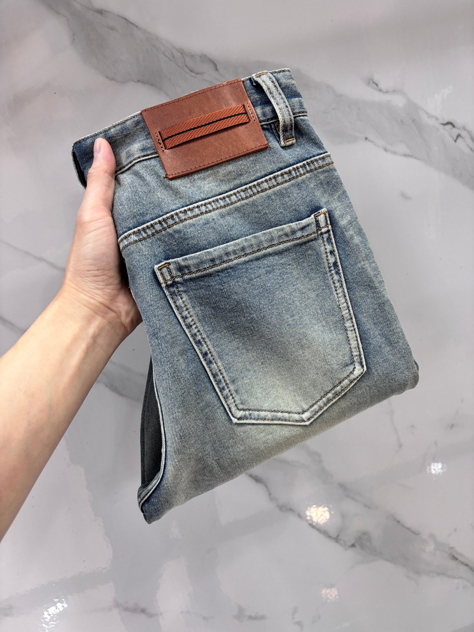 NO:774883,Ermenegildo Zegna 2026 Spring and Summer Design Recommendations Hot-selling jeans with soft skin-friendly fabrics Luxurious first-layer cowhide waistband Classic blue wash Limited edition for counters Luxurious custom-made fabrics Craftsmanship + washing Foreign trade quality and detail processing are in place. I absolutely love this color. I love it at the counter. Hot sales in autumn and winter. Pre-sale and sold out. Hot single color. Versatile flavor. Size29-38,,zegna,jeans,cowhide,19860909杰尼亚 2026春夏设计推荐 热卖牛仔裤柔软亲肤面料 奢华头层牛皮腰牌 经典蓝洗水 专柜限量款 奢华感订制面料 工艺+洗水外贸品质感细节处理满满到位 这颜色绝对爱了爱了专柜秋冬热卖预售即售完款爆单款色系百搭大牛味 …………………………………………………… Size29-38,,zegna,jeans,cowhide,,Men's clothing