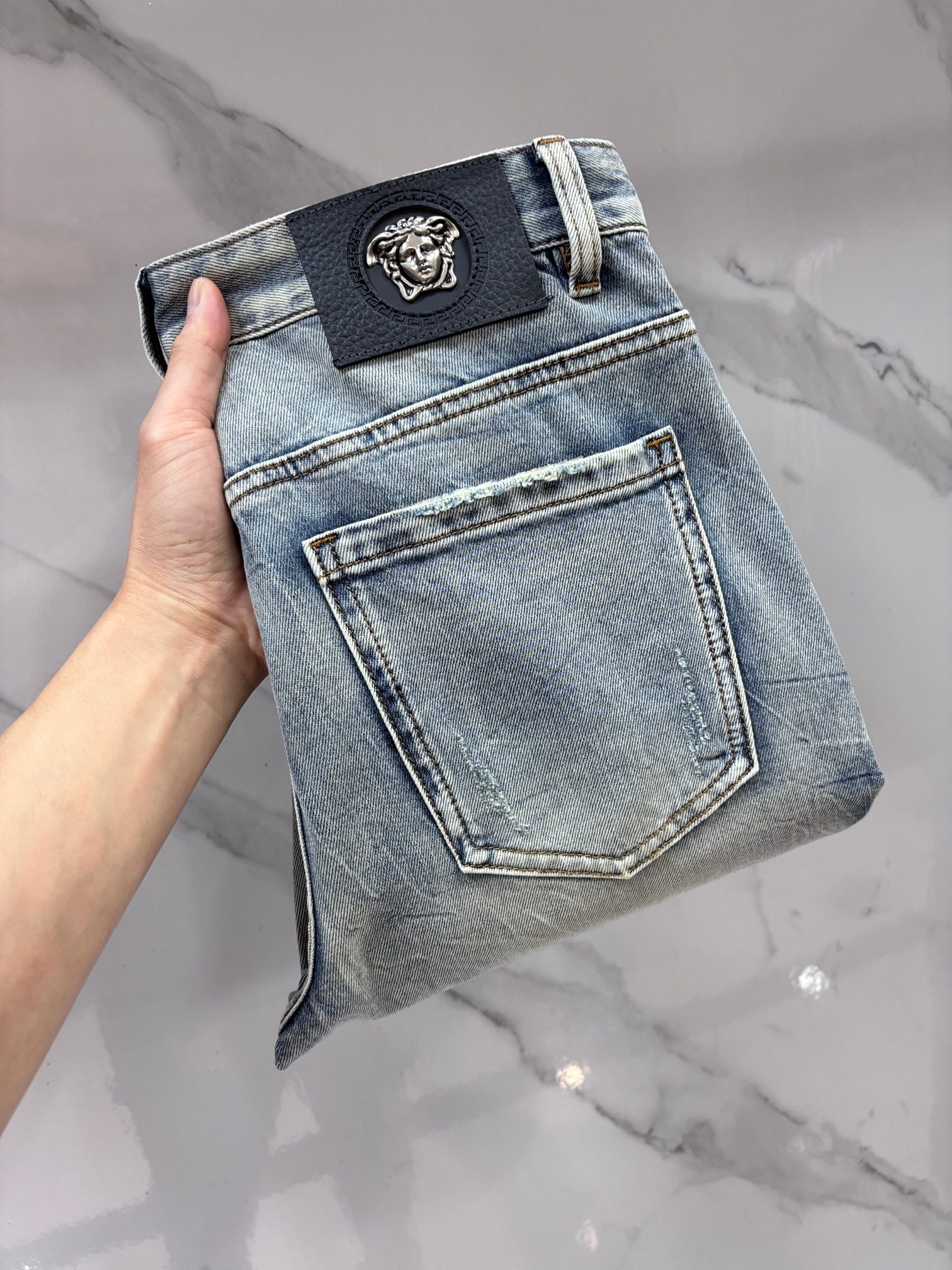 NO:774881,Versace 2026 Spring and Summer Design Recommendations Hot-selling jeans with soft skin-friendly fabrics Luxurious first-layer cowhide waistband Classic blue wash Limited edition at the counter Luxurious custom-made fabrics Craftsmanship + wash foreign trade quality and detail processing are in place. I absolutely love this color. I love the color at the counter. Hot sale in autumn and winter. Pre-sale. Sold out. Hot single color. Versatile flavor. …………………………………………………… Size29-38,,versace,jeans,cowhide,19860909范思哲 2026春夏设计推荐 热卖牛仔裤柔软亲肤面料 奢华头层牛皮腰牌 经典蓝洗水 专柜限量款 奢华感订制面料 工艺+洗水外贸品质感细节处理满满到位 这颜色绝对爱了爱了专柜秋冬热卖预售即售完款爆单款色系百搭大牛味 …………………………………………………… Size29-38,,versace,jeans,cowhide,,Men's clothing