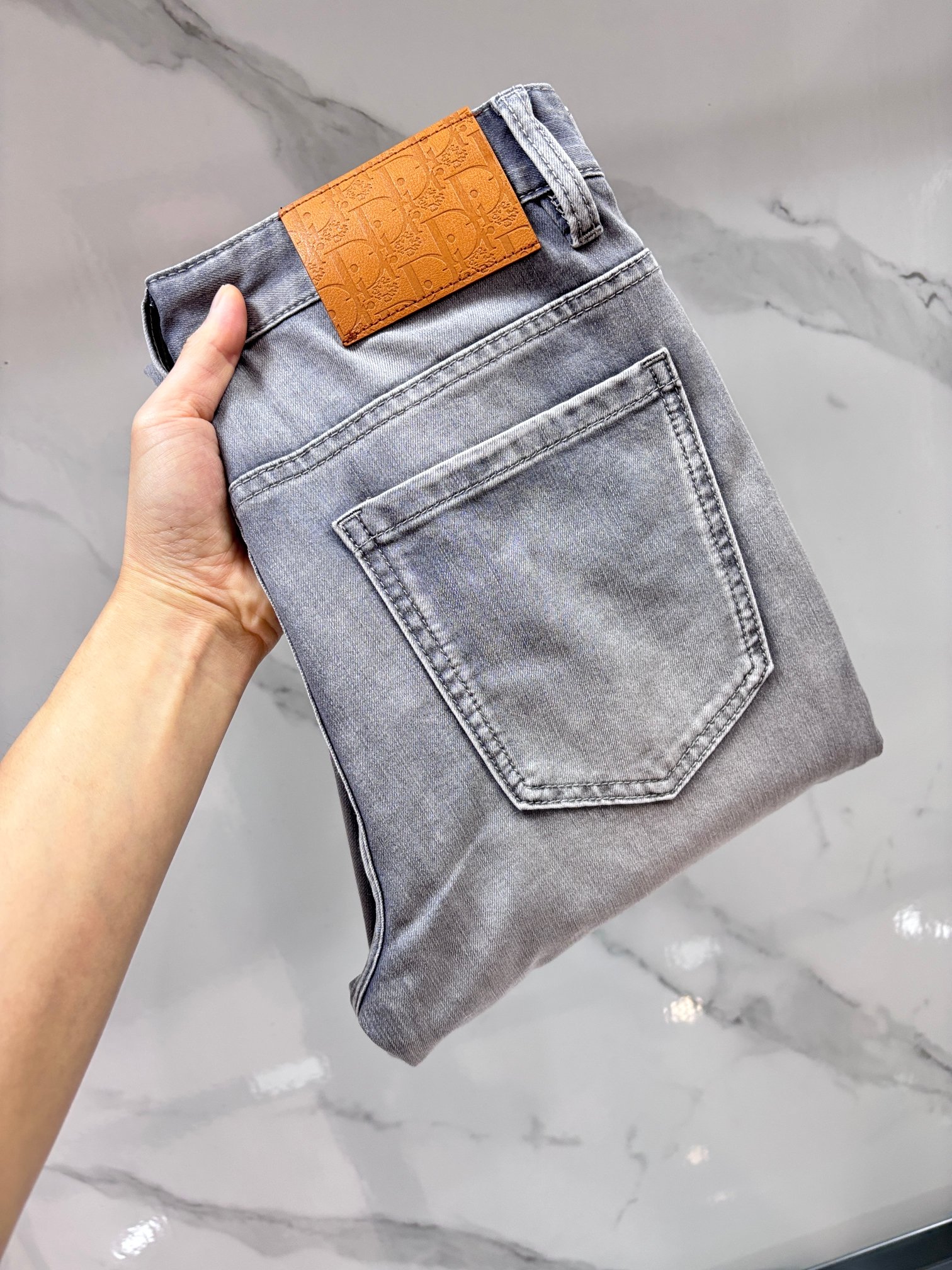 NO:777836,Dior 2026 Spring and Summer Design Recommendations Hot-selling jeans with soft skin-friendly fabrics Luxurious first-layer cowhide waist tag Classic blue wash Limited edition at the counter Luxurious custom-made fabrics Craftsmanship + wash foreign trade quality and detailed processing19860909迪奥 2026春夏设计推荐 热卖牛仔裤柔软亲肤面料 奢华头层牛皮腰牌 经典蓝洗水 专柜限量款 奢华感订制面料 工艺+洗水外贸品质感细节处理满满到位 这颜色绝对爱了爱了专柜秋冬热卖预售即售完款爆单款色系百搭大牛味 …………………………………………………… Size29-38,,dior,jeans,cowhide,,Men's clothing