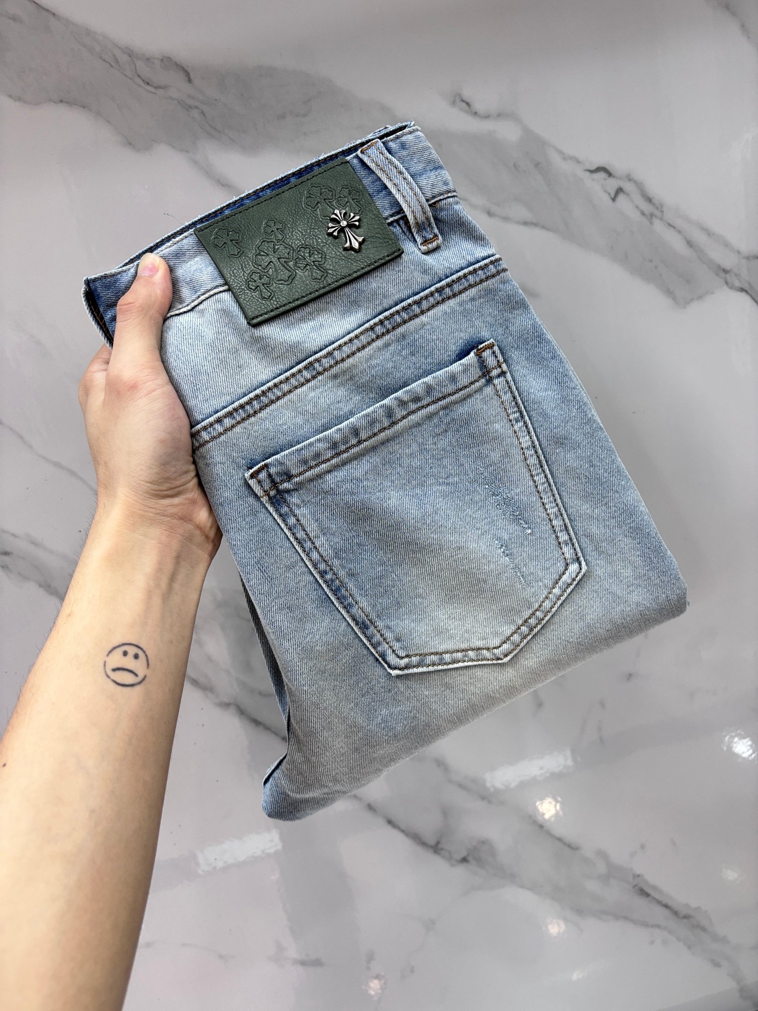 NO:777842,Chrome Hearts 2026 Spring and Summer Design Recommendations Hot-selling jeans with soft skin-friendly fabrics Luxurious first-layer cowhide waist tag Classic blue wash Limited edition for counters Luxurious custom-made fabrics Craftsmanship + wash foreign trade quality details are handled in place This color is absolutely in love with the counter autumn and winter hot sales pre-sale and sold out hot single color versatile big flavor …………………………………………………… Size29-38,,chrome hearts,jeans,cowhide,19860909克罗心 2026春夏设计推荐 热卖牛仔裤柔软亲肤面料 奢华头层牛皮腰牌 经典蓝洗水 专柜限量款 奢华感订制面料 工艺+洗水外贸品质感细节处理满满到位 这颜色绝对爱了爱了专柜秋冬热卖预售即售完款爆单款色系百搭大牛味 …………………………………………………… Size29-38,,chrome hearts,jeans,cowhide,,Men's clothing