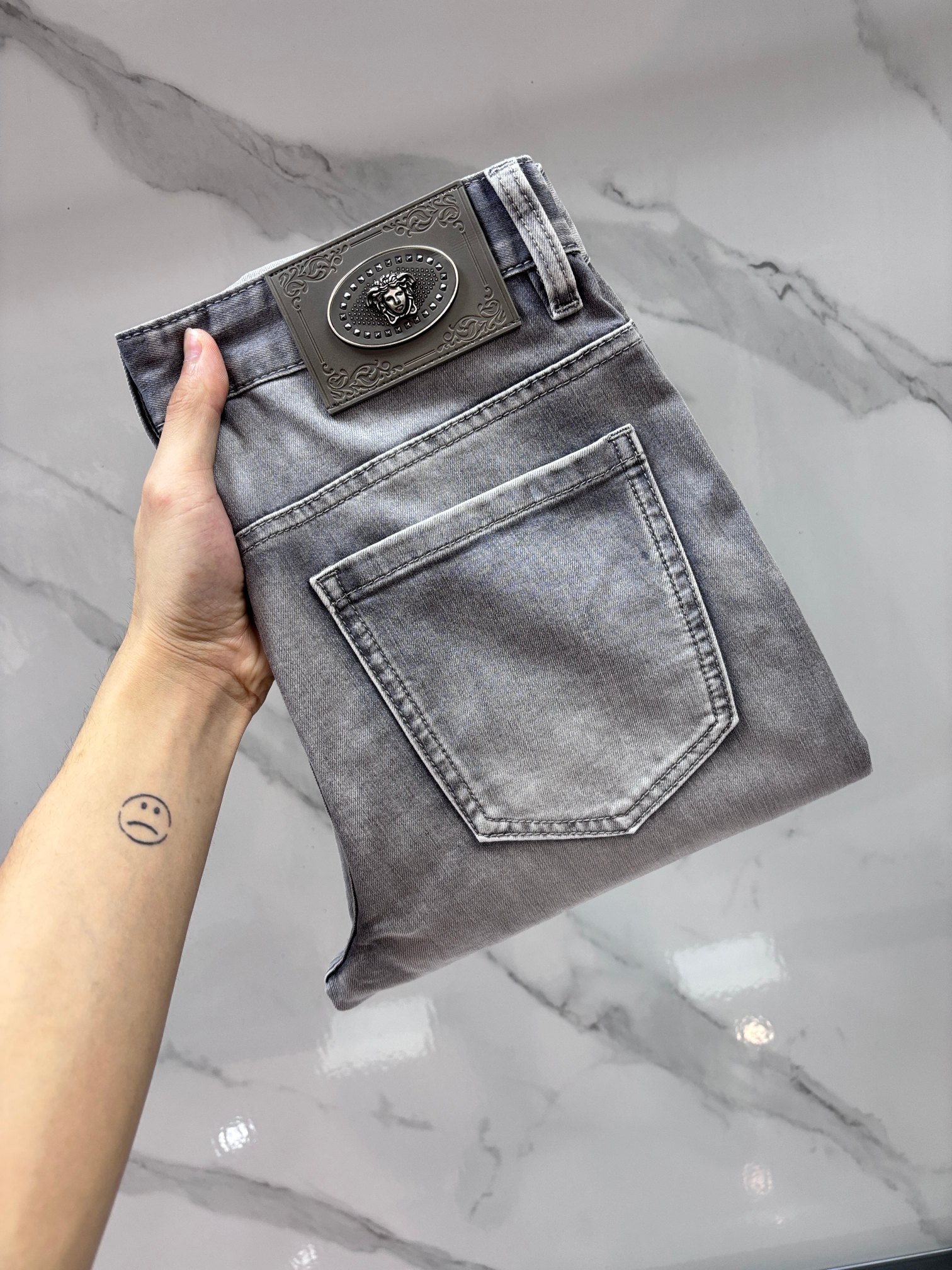 NO:774880,Versace 2026 Spring and Summer Design Recommendations Hot-selling jeans with soft skin-friendly fabrics Luxurious first-layer cowhide waistband Classic blue wash Limited edition at the counter Luxurious custom-made fabrics Craftsmanship + wash foreign trade quality and detail processing are in place. I absolutely love this color. I love the color at the counter. Hot sale in autumn and winter. Pre-sale. Sold out. Hot single color. Versatile flavor. …………………………………………………… Size29-38,,versace,jeans,cowhide,19860909范思哲 2026春夏设计推荐 热卖牛仔裤柔软亲肤面料 奢华头层牛皮腰牌 经典蓝洗水 专柜限量款 奢华感订制面料 工艺+洗水外贸品质感细节处理满满到位 这颜色绝对爱了爱了专柜秋冬热卖预售即售完款爆单款色系百搭大牛味 …………………………………………………… Size29-38,,versace,jeans,cowhide,,Men's clothing