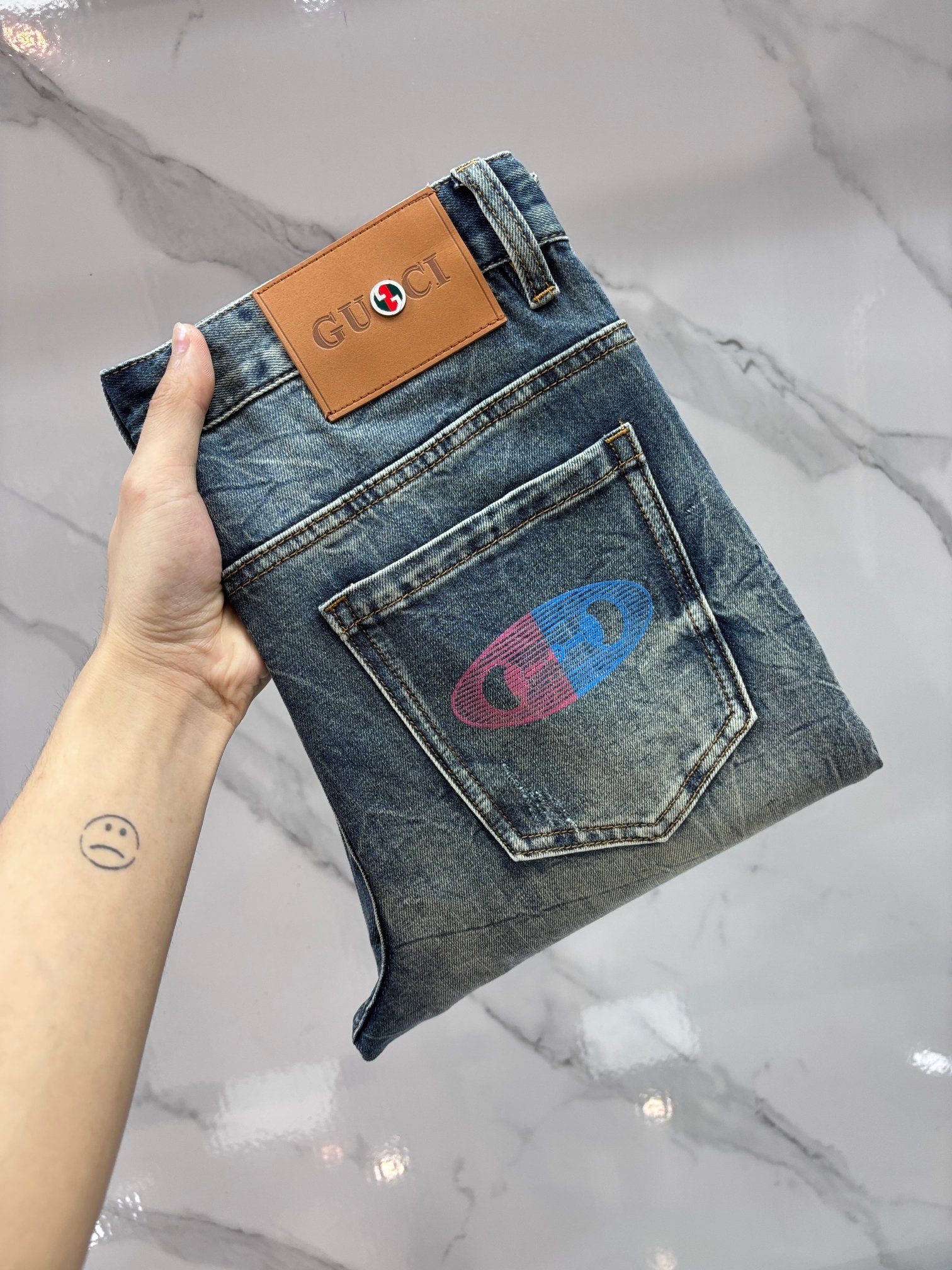 NO:774902,Gucci 2026 Spring and Summer Design Recommendations Hot-selling jeans with soft skin-friendly fabrics Luxurious first-layer cowhide waist tag Classic blue wash Limited edition at the counter Luxurious custom-made fabrics Craftsmanship + wash foreign trade quality and detailed processing19860909Gucci 2026春夏设计推荐 热卖牛仔裤柔软亲肤面料 奢华头层牛皮腰牌 经典蓝洗水 专柜限量款 奢华感订制面料 工艺+洗水外贸品质感细节处理满满到位 这颜色绝对爱了爱了专柜秋冬热卖预售即售完款爆单款色系百搭大牛味 …………………………………………………… Size29-38,,gucci,jeans,cowhide,,Men's clothing