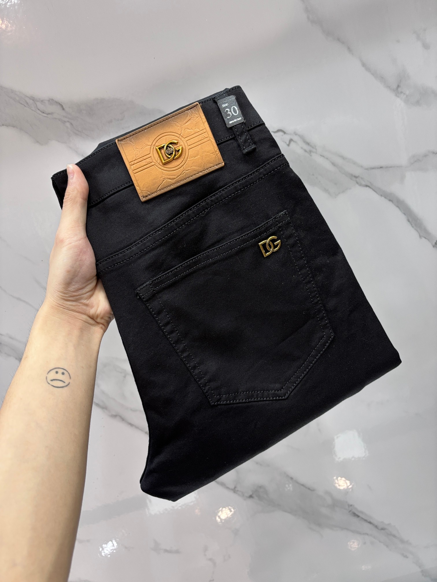 NO:774887,DG high-end customization, 2026 early autumn latest jeans, simultaneous sale at the counter, original customization, customer-supplied hardware accessories, original order quality, imported solid color denim elastic fabric, heavy washing, fine workmanship and fine line routing, excellent upper body!  The preferred items are complete with three standards.…………………………………………………… Size29-38,,jeans,19860909DG 高端定制、2026早秋最新款牛仔裤 柜台同步发售 原版定制 客供五金辅料 原单品质 进口固色牛仔弹力面料 重工洗水 做工走线精细 上身绝佳！优选单品 三标齐全.…………………………………………………… Size29-38,,jeans,,Men's clothing